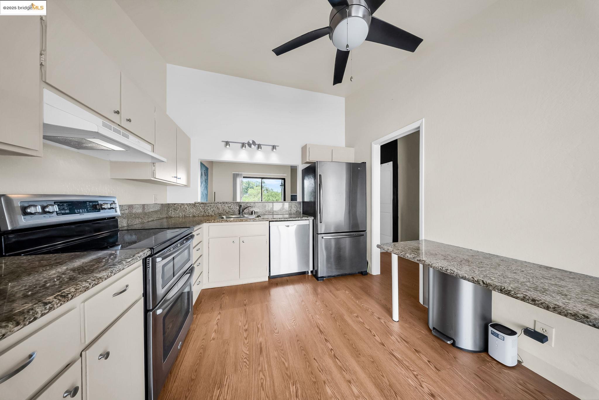 Detail Gallery Image 13 of 28 For 1608 Ashwood Dr, Martinez,  CA 94553 - 3 Beds | 2/1 Baths
