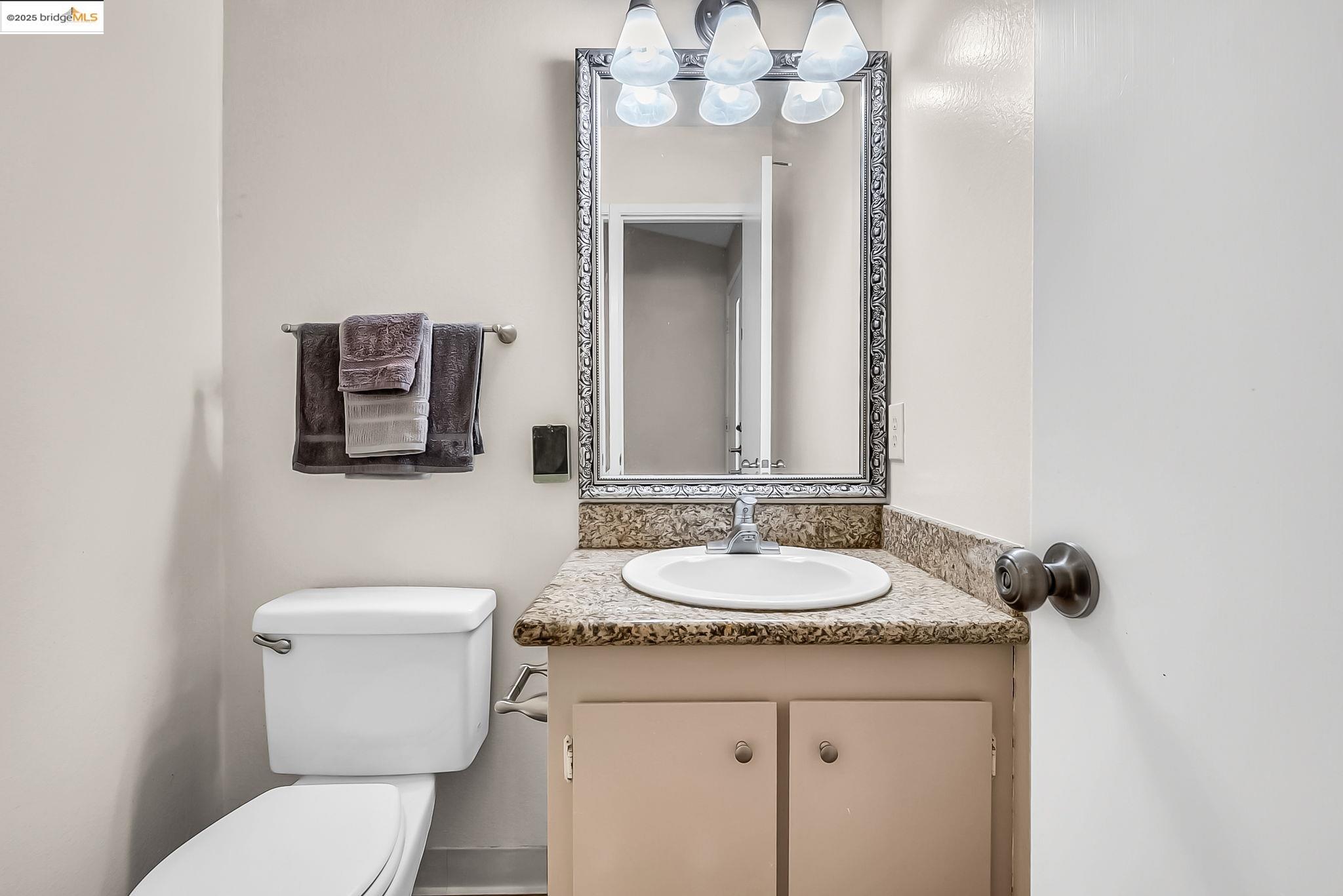 Detail Gallery Image 10 of 28 For 1608 Ashwood Dr, Martinez,  CA 94553 - 3 Beds | 2/1 Baths