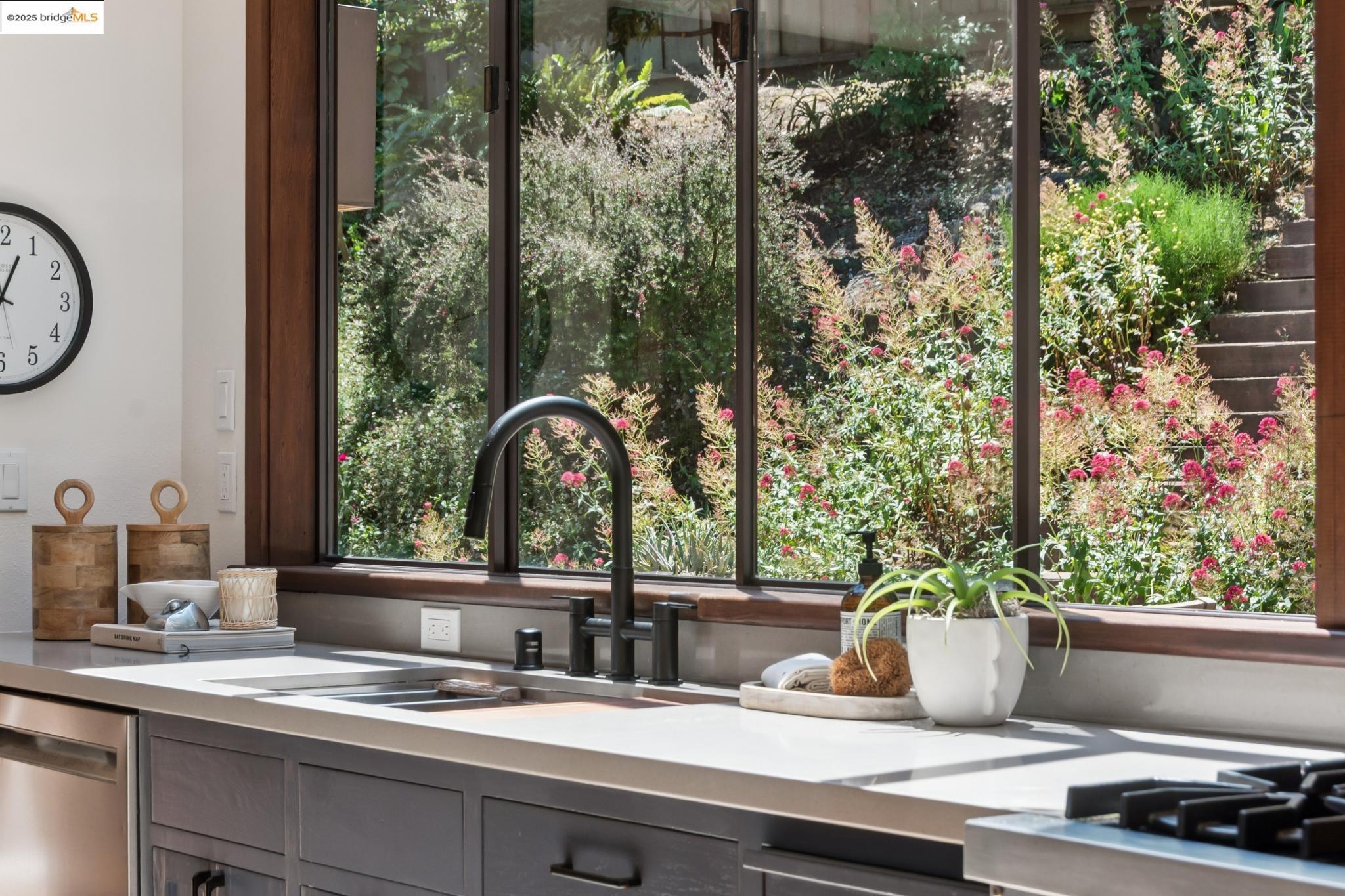 Detail Gallery Image 29 of 60 For 737 Woodhaven Rd, Berkeley,  CA 94708 - 3 Beds | 2/1 Baths