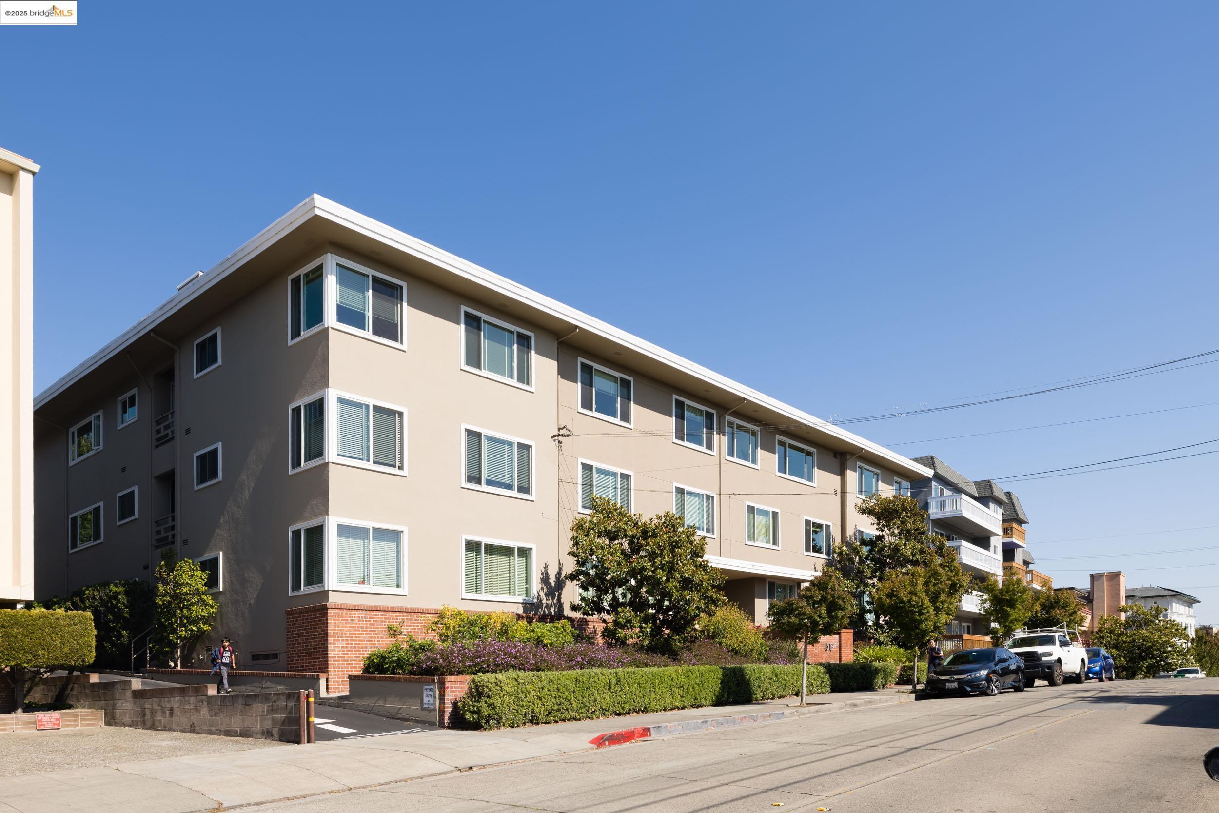 Detail Gallery Image 2 of 25 For 1519 Oxford Street #L,  Berkeley,  CA 94709-1542 - 2 Beds | 3 Baths
