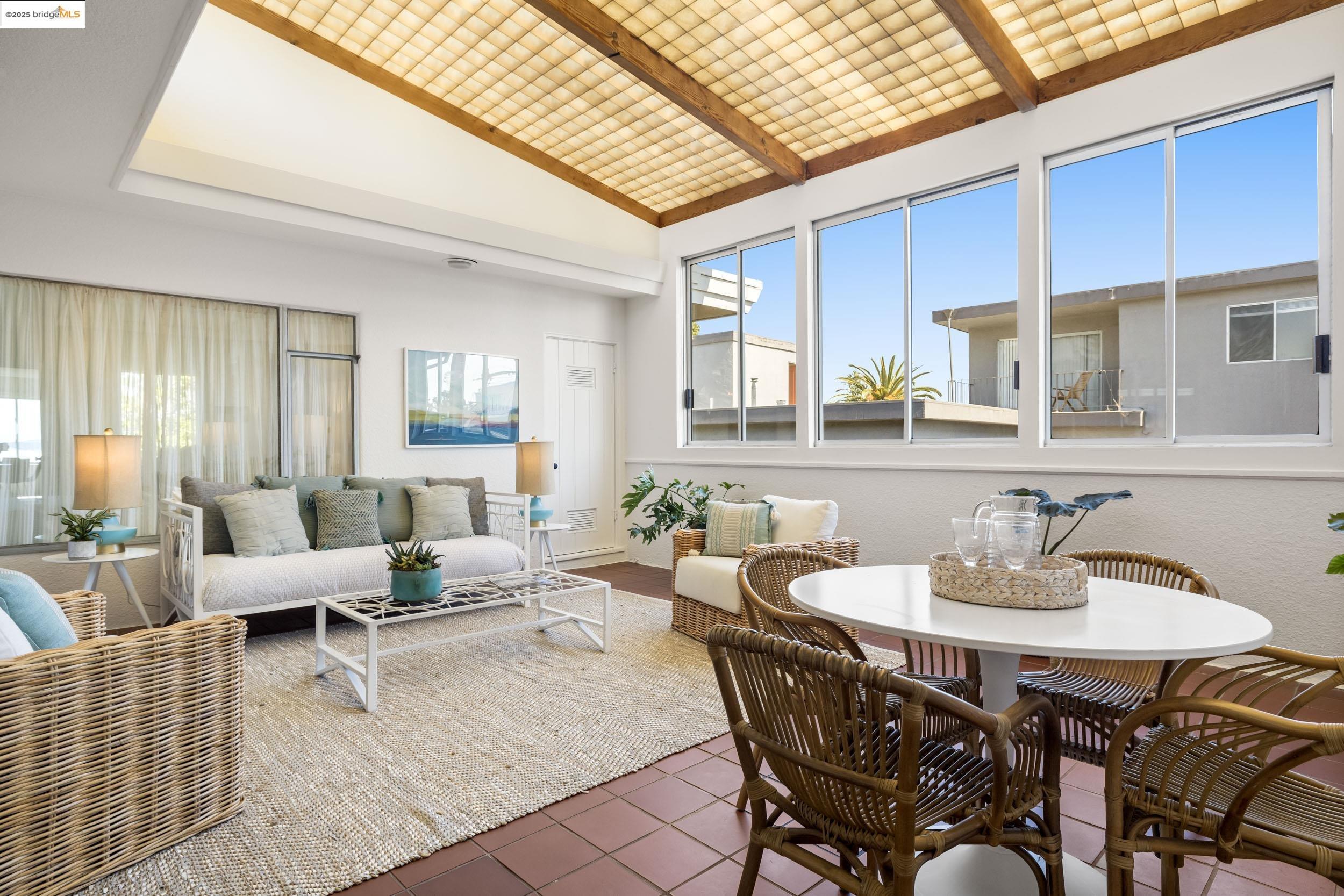 Detail Gallery Image 12 of 25 For 1519 Oxford Street #L,  Berkeley,  CA 94709-1542 - 2 Beds | 3 Baths
