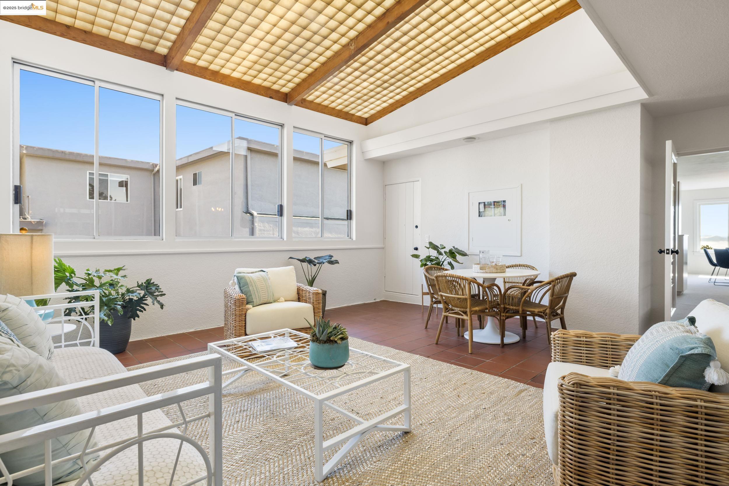 Detail Gallery Image 13 of 25 For 1519 Oxford Street #L,  Berkeley,  CA 94709-1542 - 2 Beds | 3 Baths