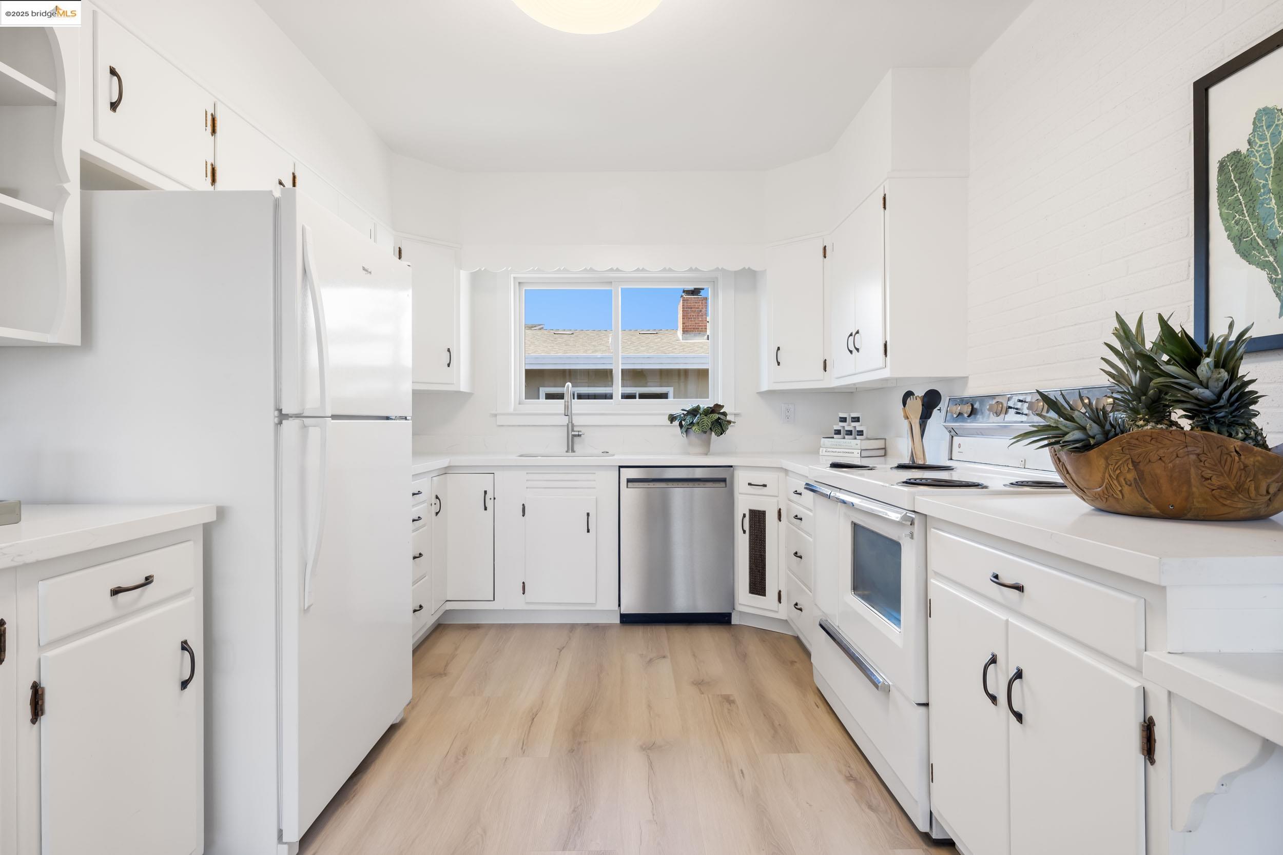 Detail Gallery Image 16 of 25 For 1519 Oxford Street #L,  Berkeley,  CA 94709-1542 - 2 Beds | 3 Baths