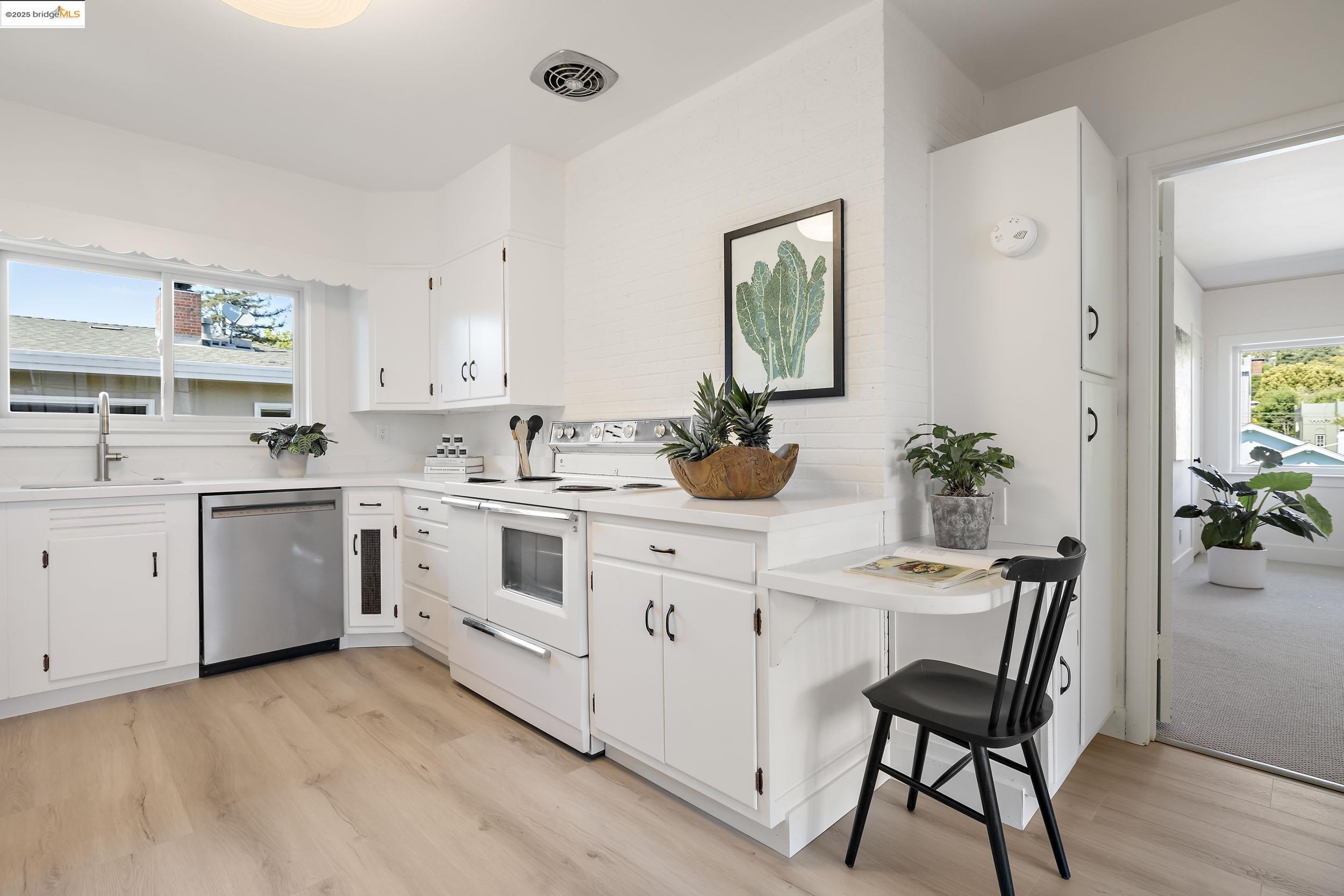 Detail Gallery Image 17 of 25 For 1519 Oxford Street #L,  Berkeley,  CA 94709-1542 - 2 Beds | 3 Baths