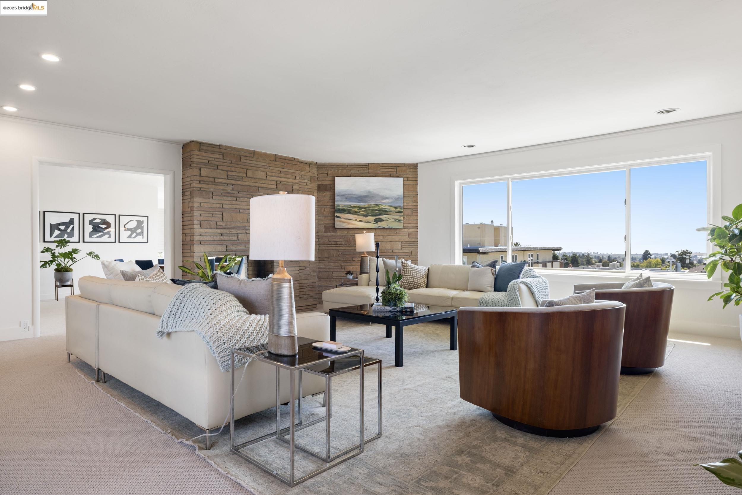 Detail Gallery Image 3 of 25 For 1519 Oxford Street #L,  Berkeley,  CA 94709-1542 - 2 Beds | 3 Baths