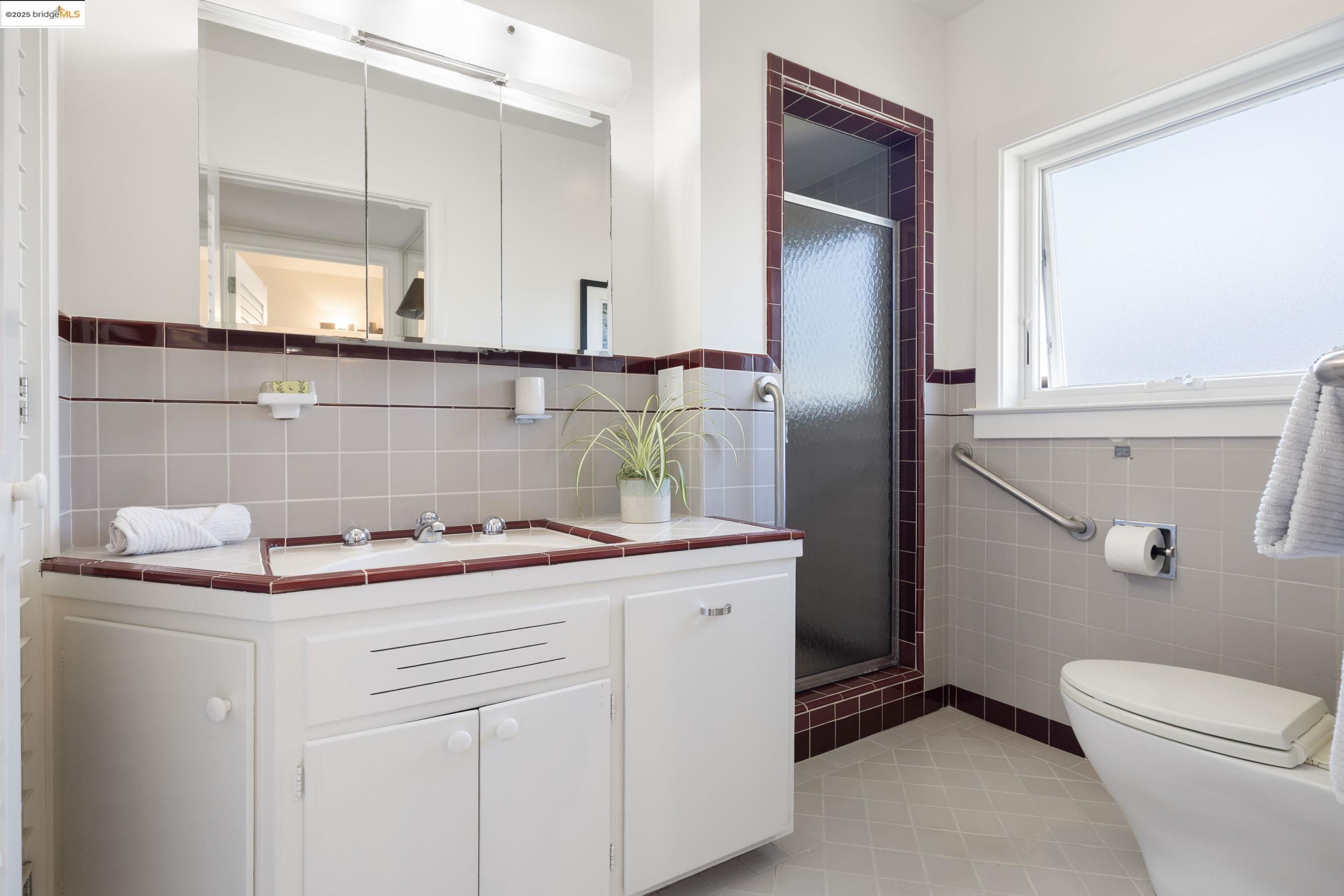 Detail Gallery Image 21 of 25 For 1519 Oxford Street #L,  Berkeley,  CA 94709-1542 - 2 Beds | 3 Baths