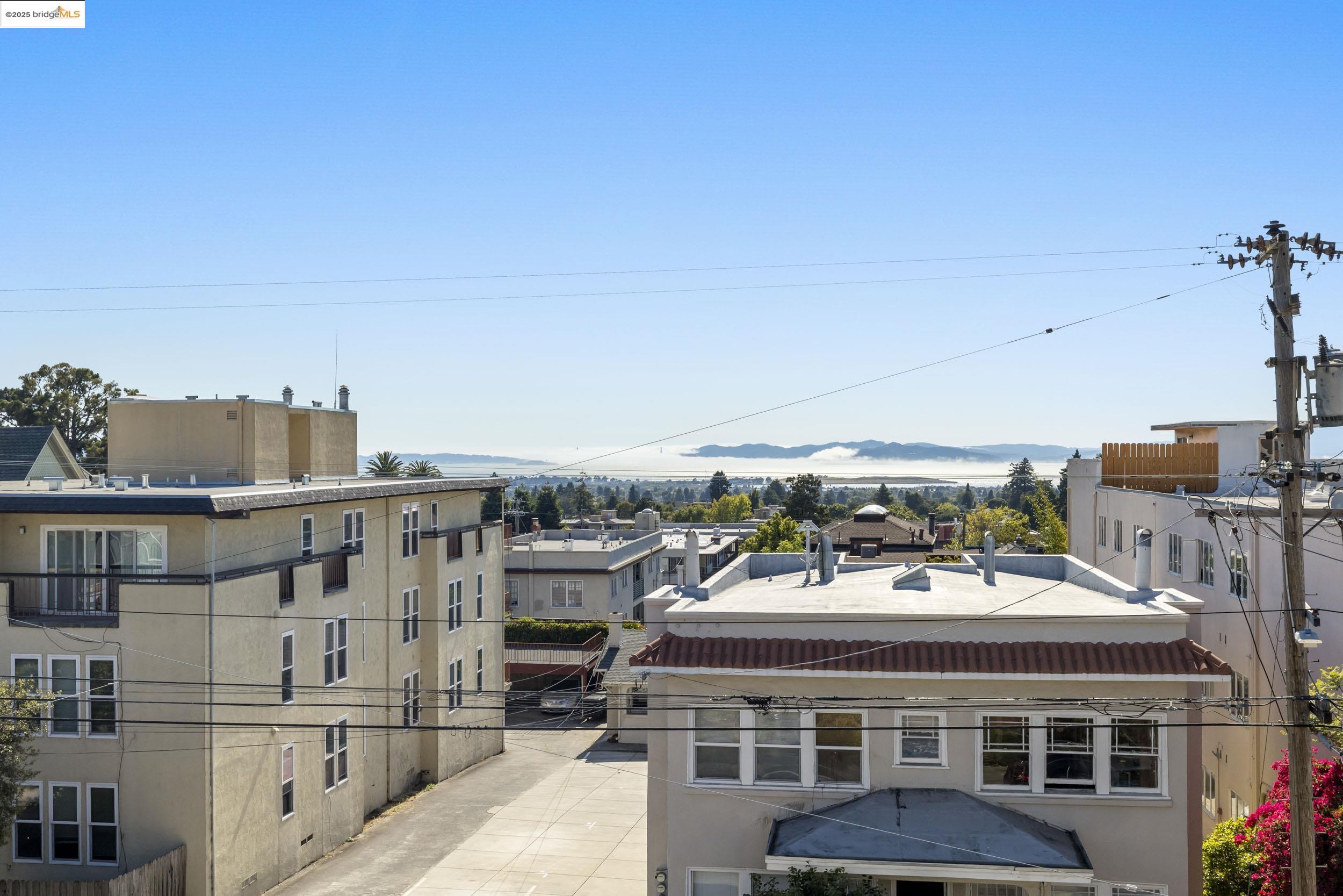 Detail Gallery Image 23 of 25 For 1519 Oxford Street #L,  Berkeley,  CA 94709-1542 - 2 Beds | 3 Baths