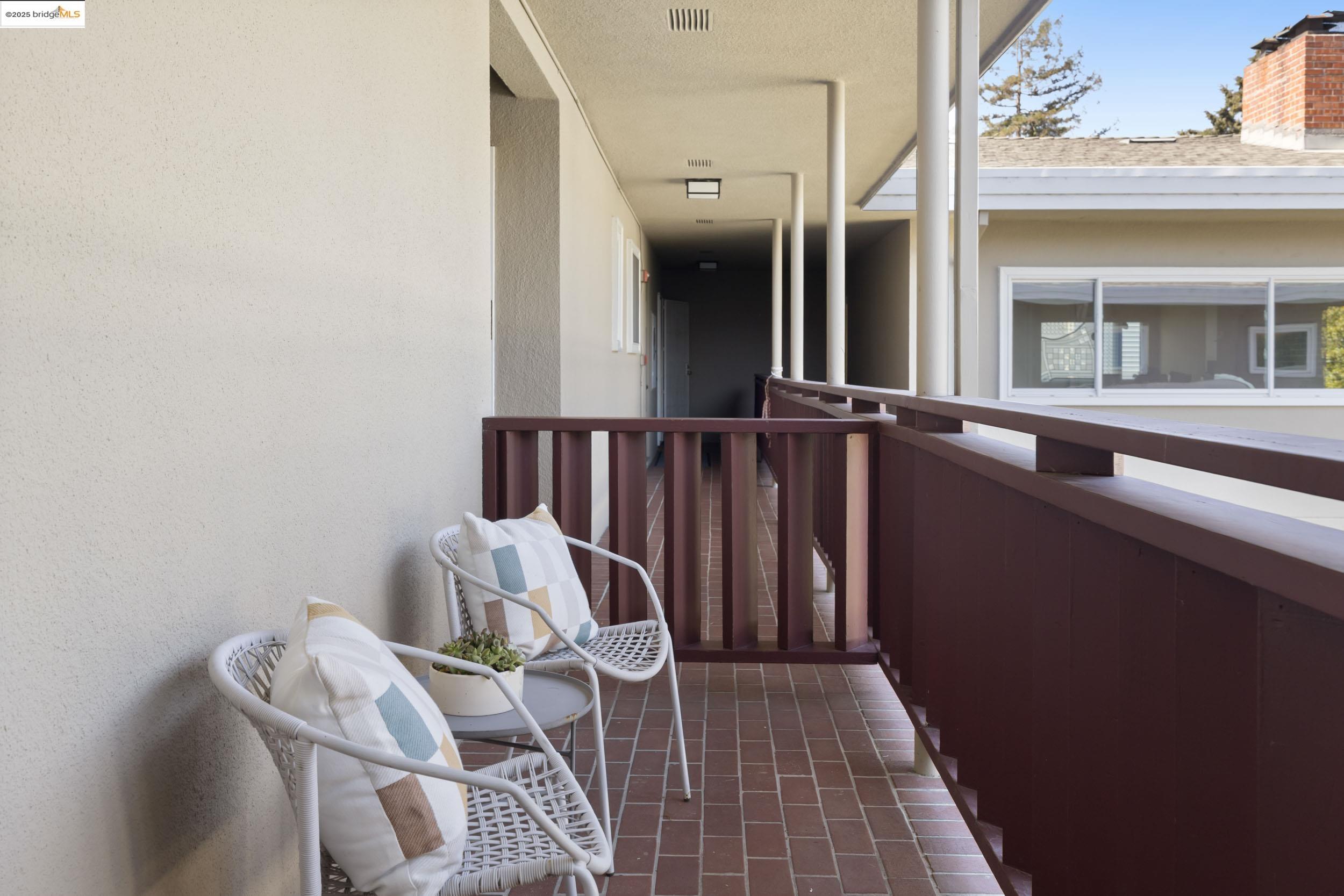 Detail Gallery Image 24 of 25 For 1519 Oxford Street #L,  Berkeley,  CA 94709-1542 - 2 Beds | 3 Baths