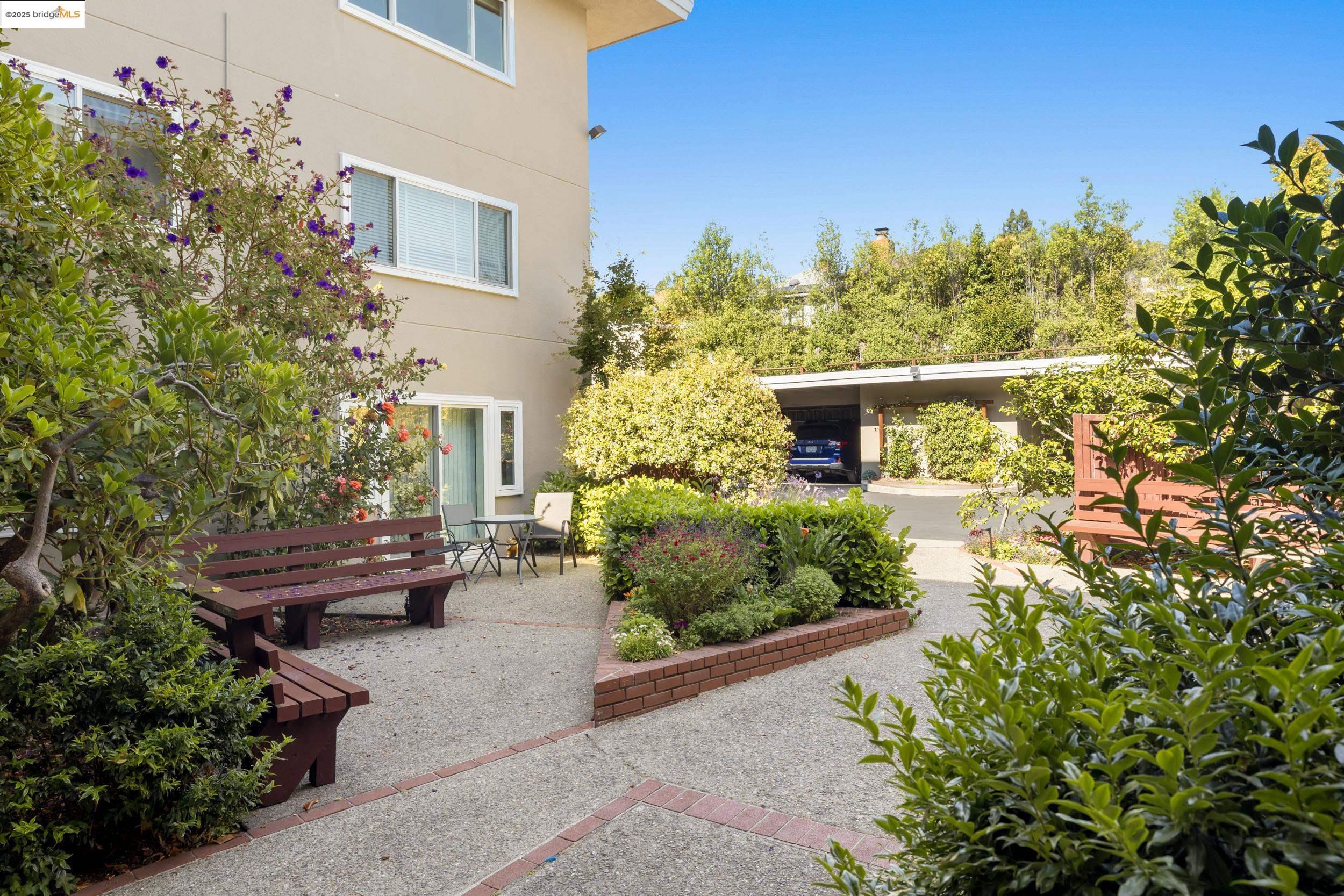 Detail Gallery Image 25 of 25 For 1519 Oxford Street #L,  Berkeley,  CA 94709-1542 - 2 Beds | 3 Baths
