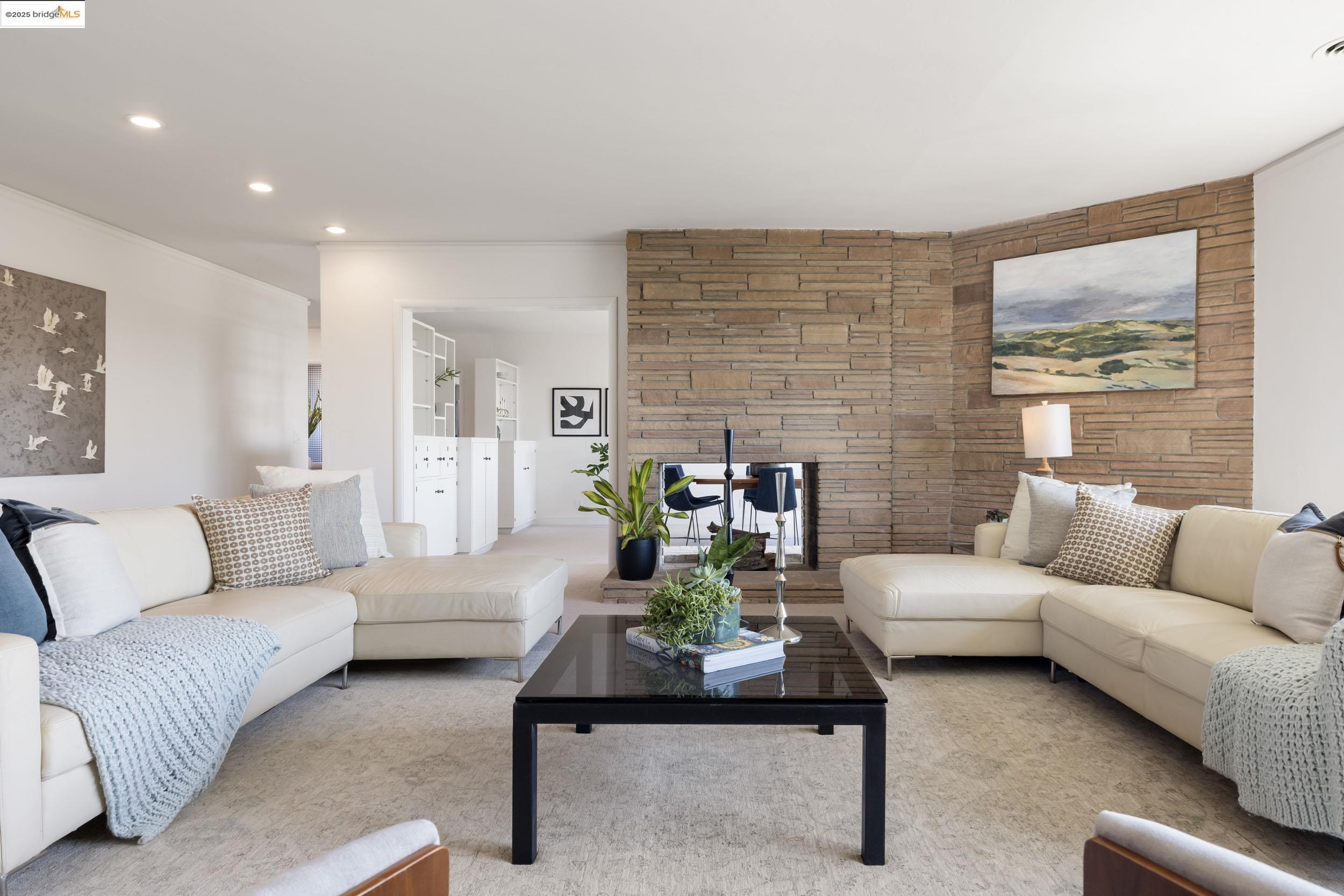 Detail Gallery Image 4 of 25 For 1519 Oxford Street #L,  Berkeley,  CA 94709-1542 - 2 Beds | 3 Baths