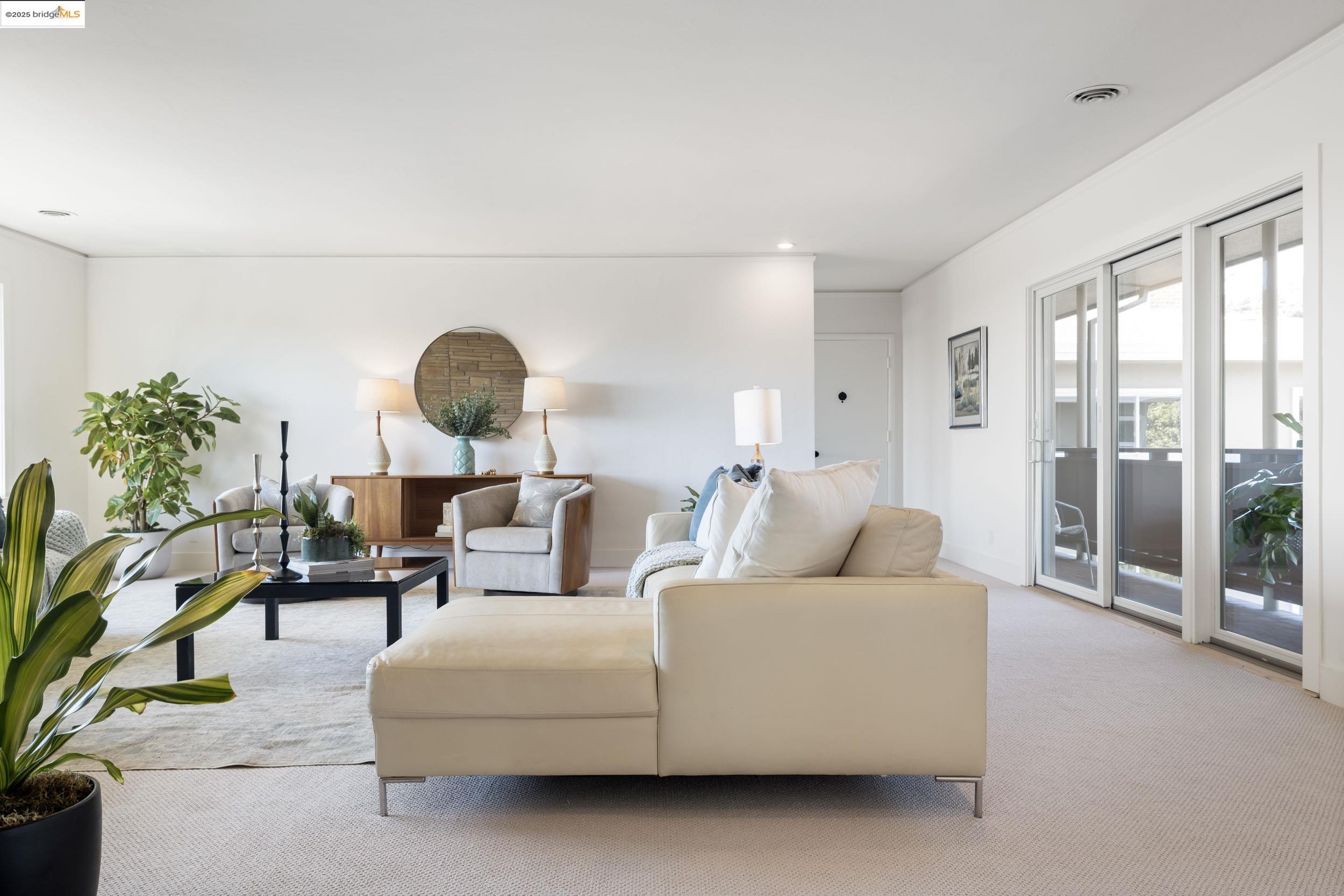 Detail Gallery Image 5 of 25 For 1519 Oxford Street #L,  Berkeley,  CA 94709-1542 - 2 Beds | 3 Baths