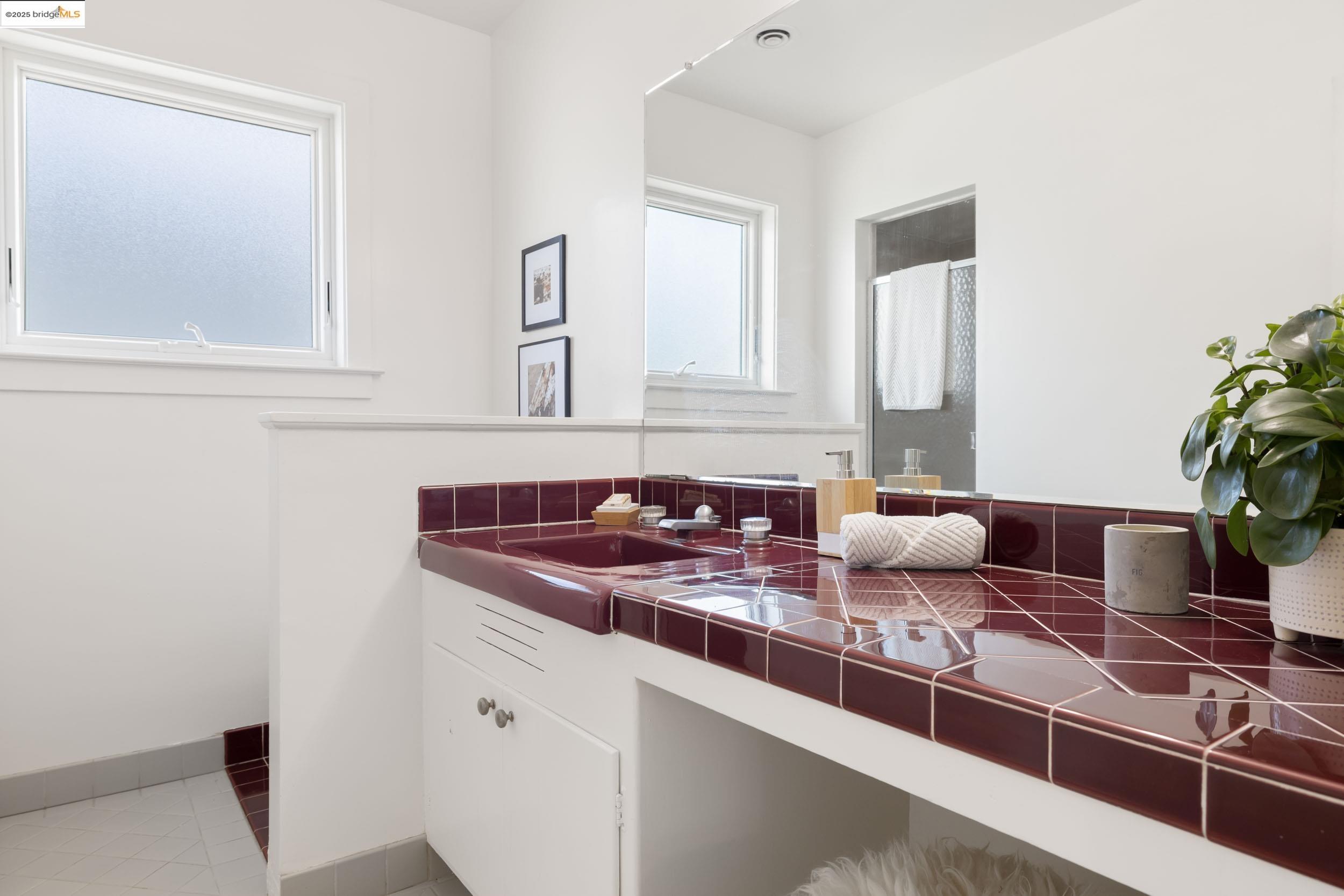 Detail Gallery Image 6 of 25 For 1519 Oxford Street #L,  Berkeley,  CA 94709-1542 - 2 Beds | 3 Baths