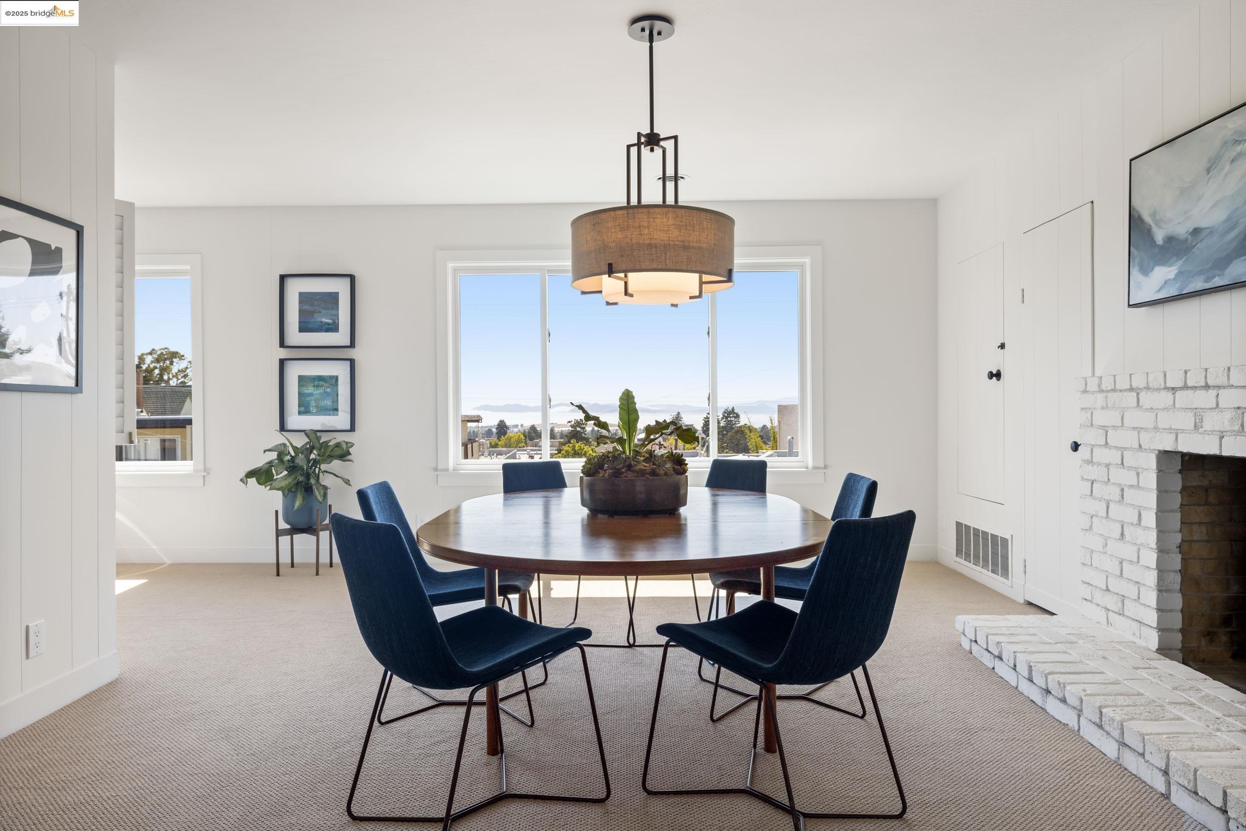 Detail Gallery Image 7 of 25 For 1519 Oxford Street #L,  Berkeley,  CA 94709-1542 - 2 Beds | 3 Baths