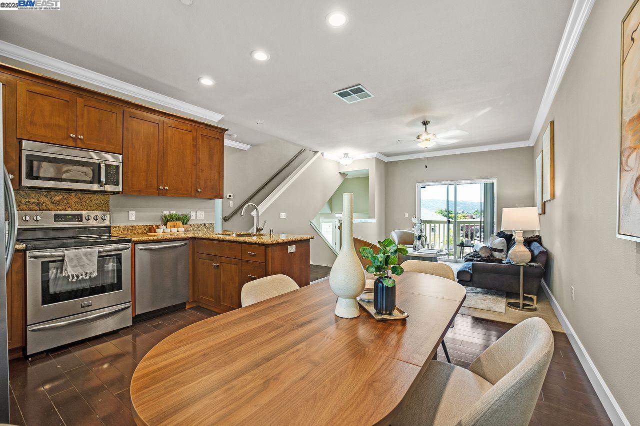 Detail Gallery Image 2 of 37 For 200 Valletta Ln, Pleasanton,  CA 94566 - 3 Beds | 2/2 Baths