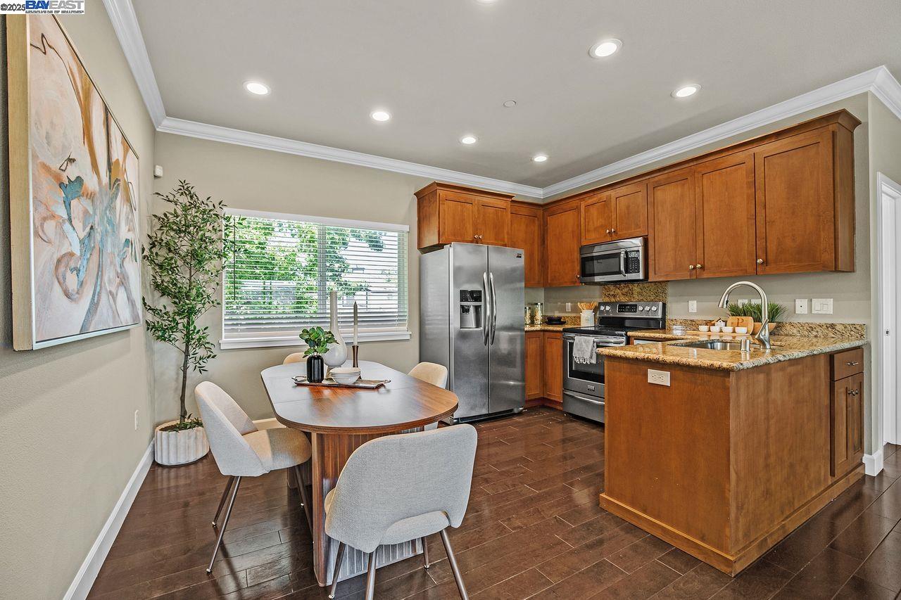 Detail Gallery Image 3 of 37 For 200 Valletta Ln, Pleasanton,  CA 94566 - 3 Beds | 2/2 Baths