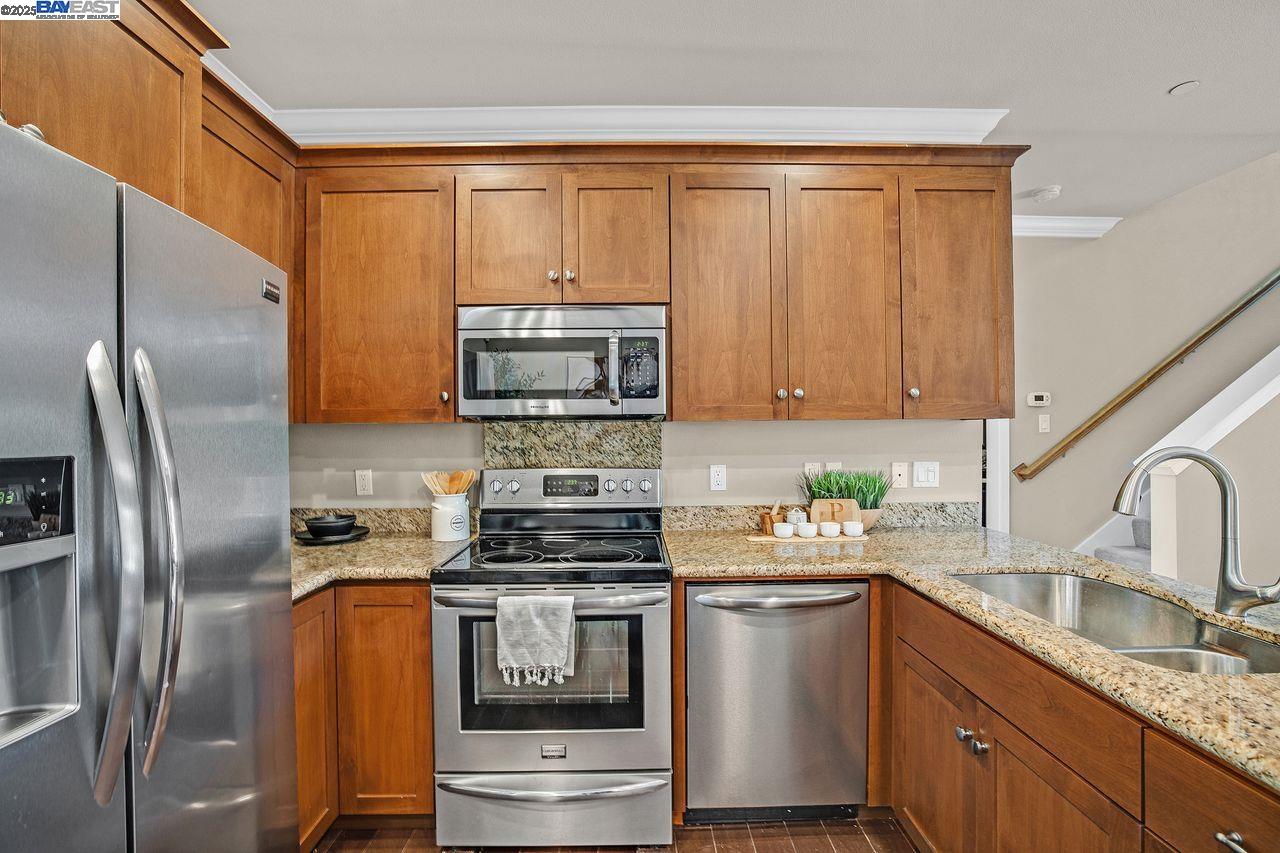 Detail Gallery Image 4 of 37 For 200 Valletta Ln, Pleasanton,  CA 94566 - 3 Beds | 2/2 Baths