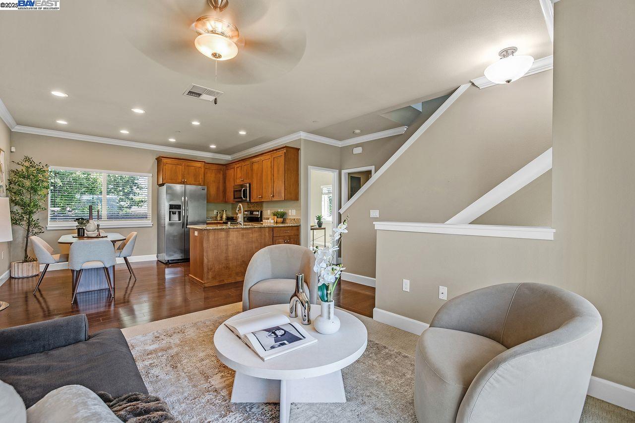 Detail Gallery Image 5 of 37 For 200 Valletta Ln, Pleasanton,  CA 94566 - 3 Beds | 2/2 Baths