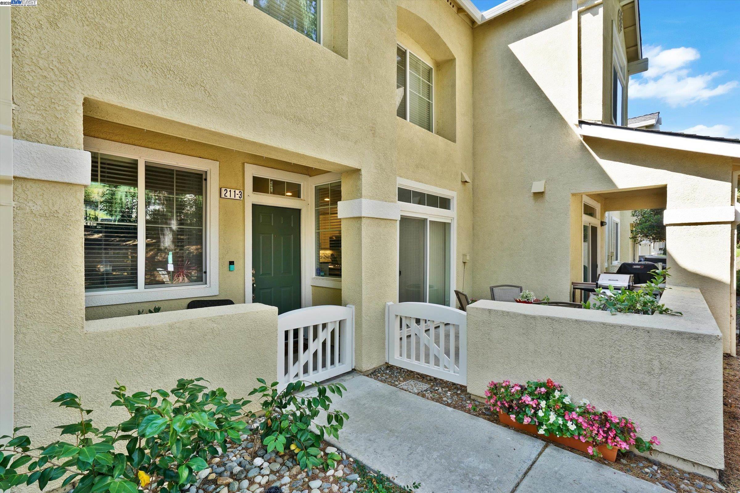 Detail Gallery Image 2 of 32 For 211 Wildrose Cmn #3,  Livermore,  CA 94551 - 2 Beds | 2/1 Baths