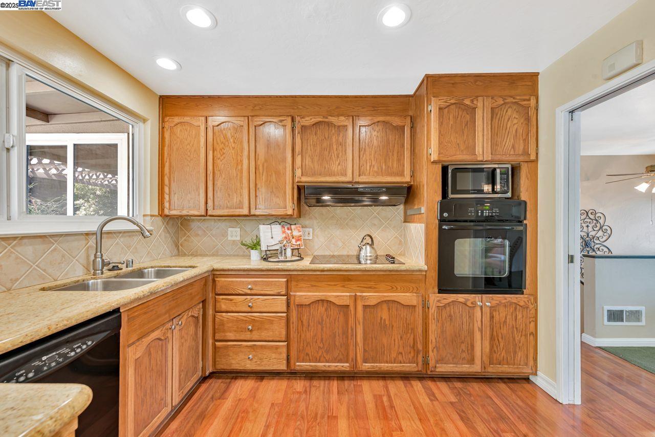 Detail Gallery Image 12 of 42 For 32072 Chicoine Ave, Hayward,  CA 94544 - 4 Beds | 3 Baths