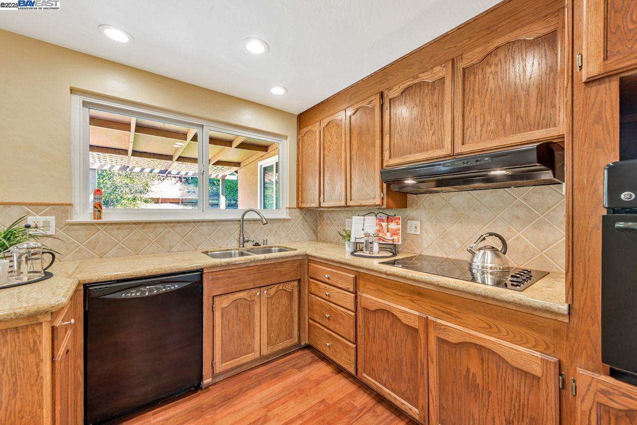 Detail Gallery Image 13 of 42 For 32072 Chicoine Ave, Hayward,  CA 94544 - 4 Beds | 3 Baths