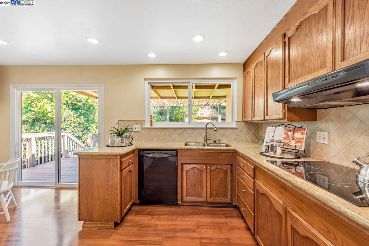 Detail Gallery Image 14 of 42 For 32072 Chicoine Ave, Hayward,  CA 94544 - 4 Beds | 3 Baths