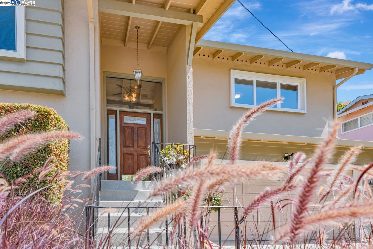 Detail Gallery Image 4 of 42 For 32072 Chicoine Ave, Hayward,  CA 94544 - 4 Beds | 3 Baths