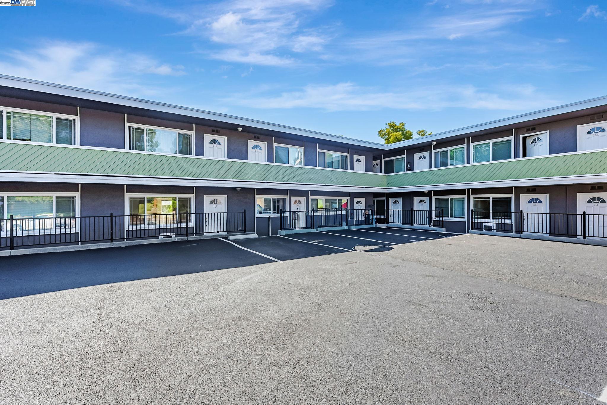 Detail Gallery Image 1 of 23 For 1180 Saranap Ave #105,  Walnut Creek,  CA 94595 - 1 Beds | 1 Baths