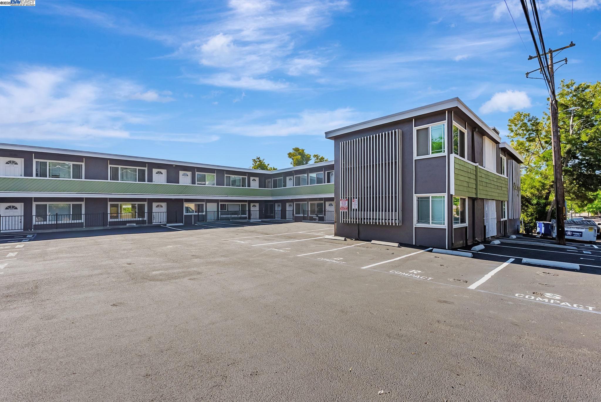 Detail Gallery Image 2 of 23 For 1180 Saranap Ave #105,  Walnut Creek,  CA 94595 - 1 Beds | 1 Baths
