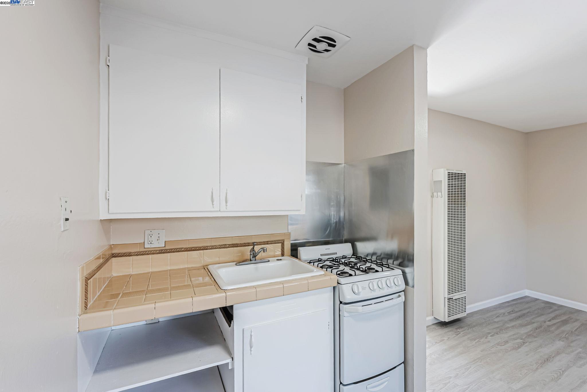 Detail Gallery Image 11 of 23 For 1180 Saranap Ave #105,  Walnut Creek,  CA 94595 - 1 Beds | 1 Baths