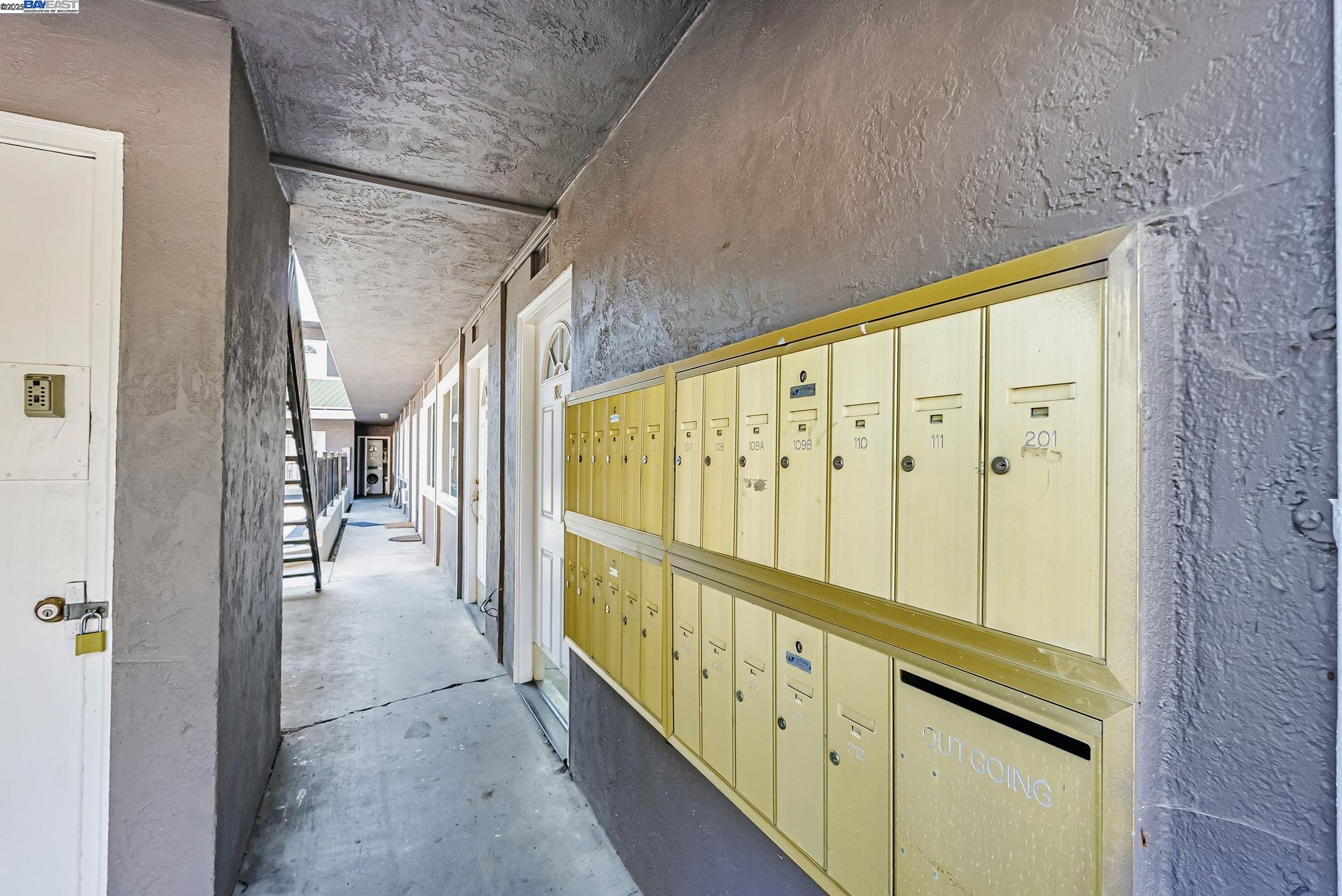 Detail Gallery Image 19 of 23 For 1180 Saranap Ave #105,  Walnut Creek,  CA 94595 - 1 Beds | 1 Baths