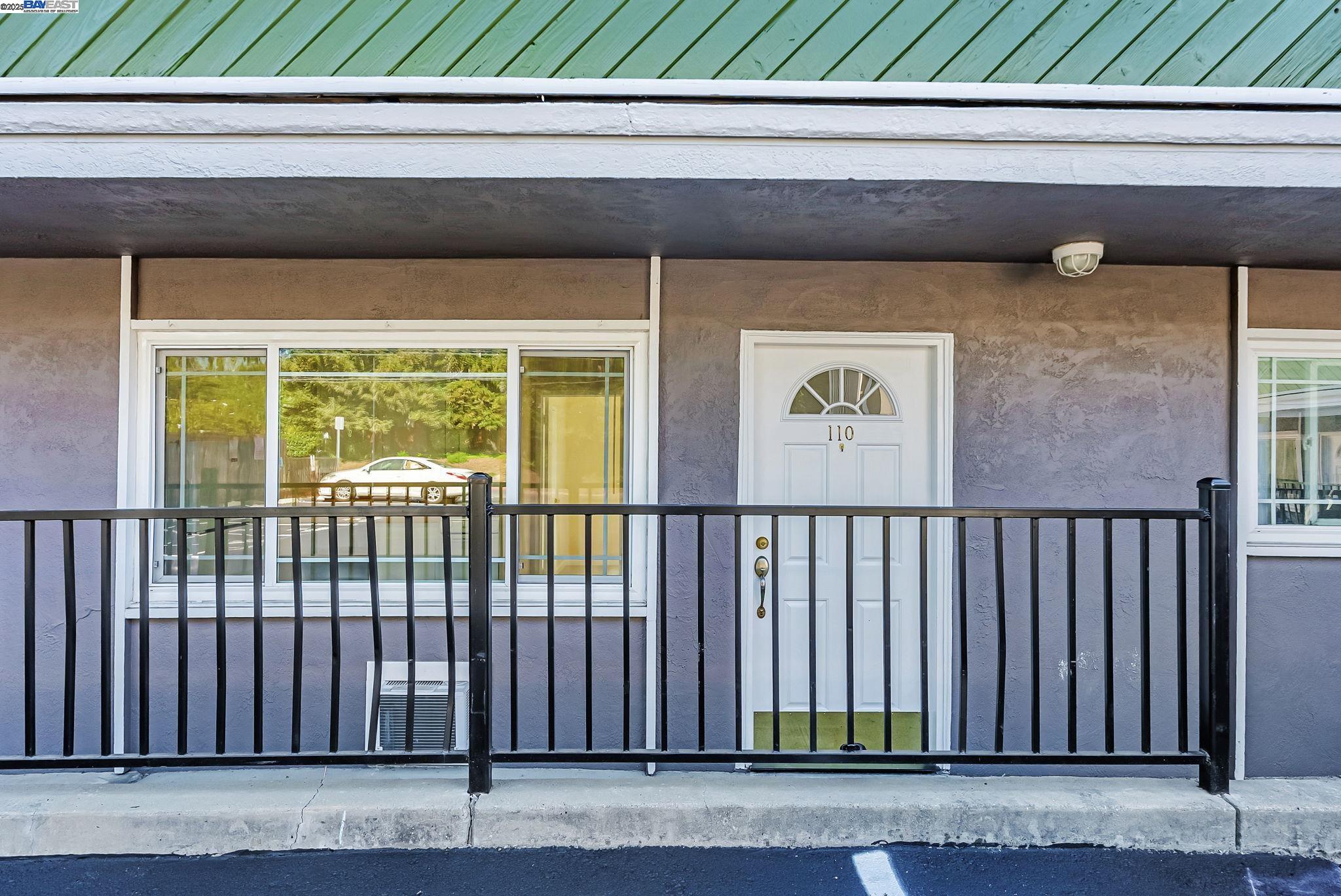 Detail Gallery Image 3 of 23 For 1180 Saranap Ave #105,  Walnut Creek,  CA 94595 - 1 Beds | 1 Baths