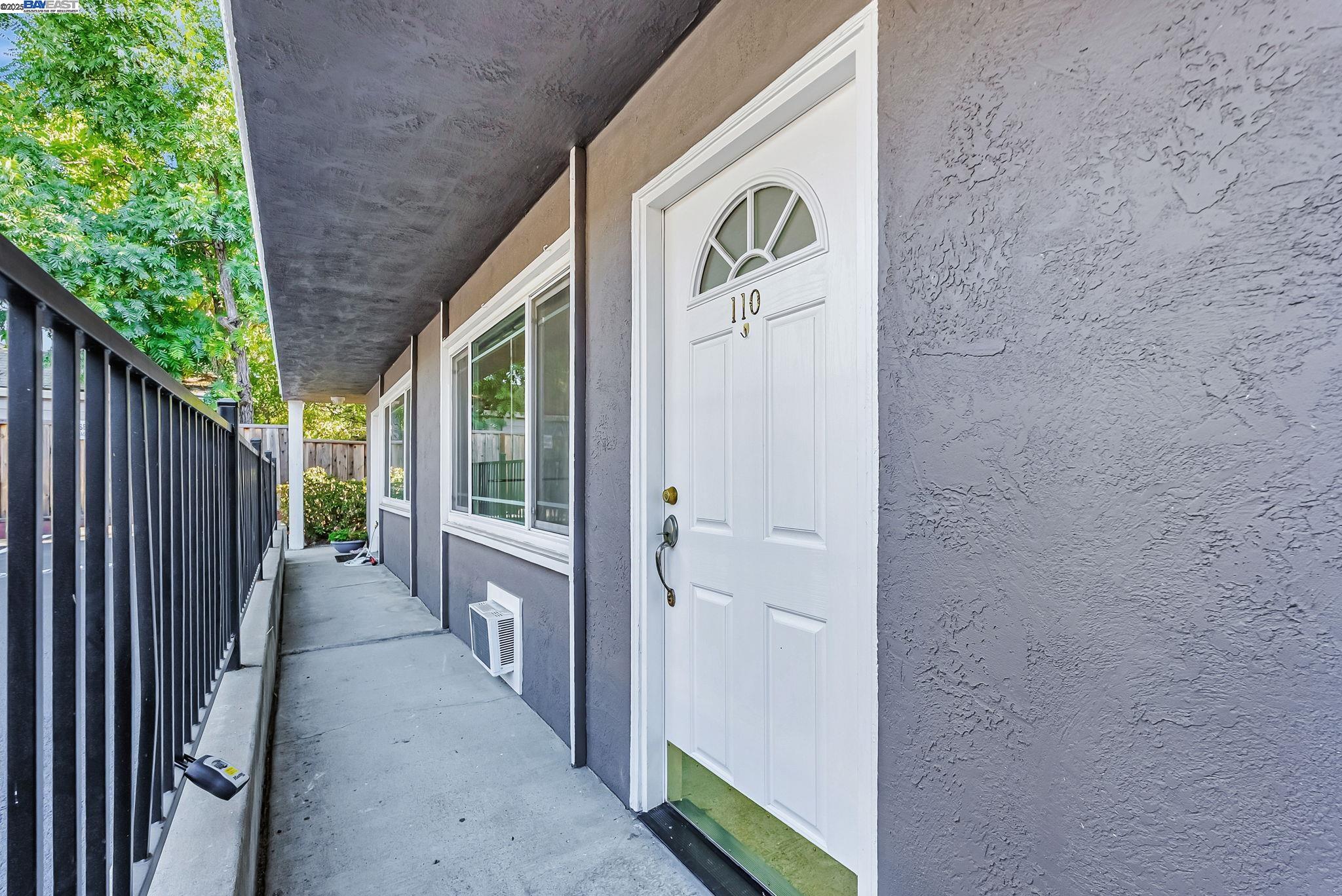Detail Gallery Image 4 of 23 For 1180 Saranap Ave #105,  Walnut Creek,  CA 94595 - 1 Beds | 1 Baths