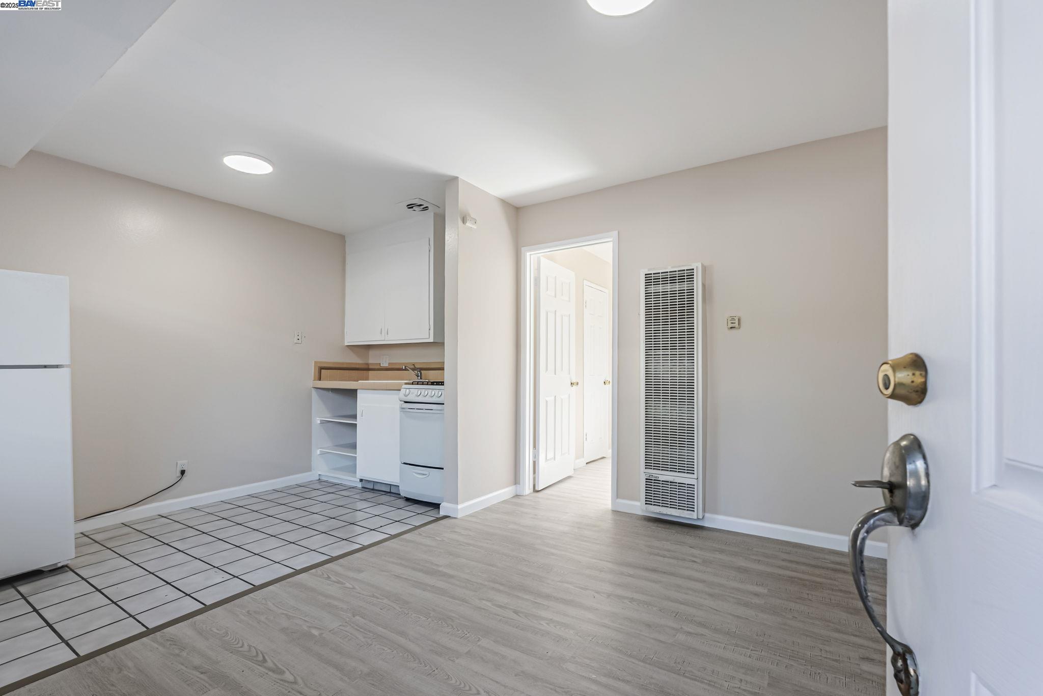 Detail Gallery Image 5 of 23 For 1180 Saranap Ave #105,  Walnut Creek,  CA 94595 - 1 Beds | 1 Baths