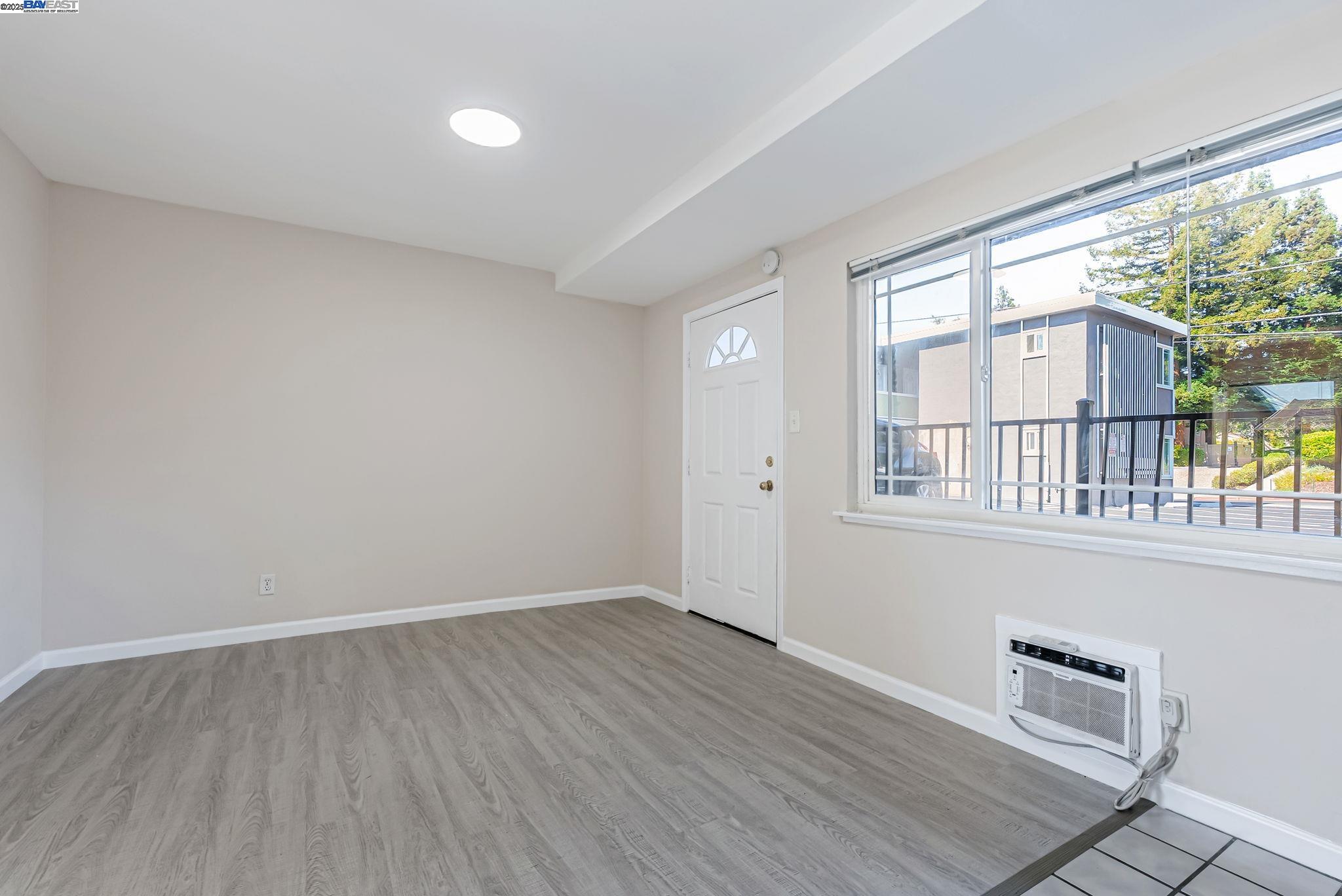 Detail Gallery Image 6 of 23 For 1180 Saranap Ave #105,  Walnut Creek,  CA 94595 - 1 Beds | 1 Baths