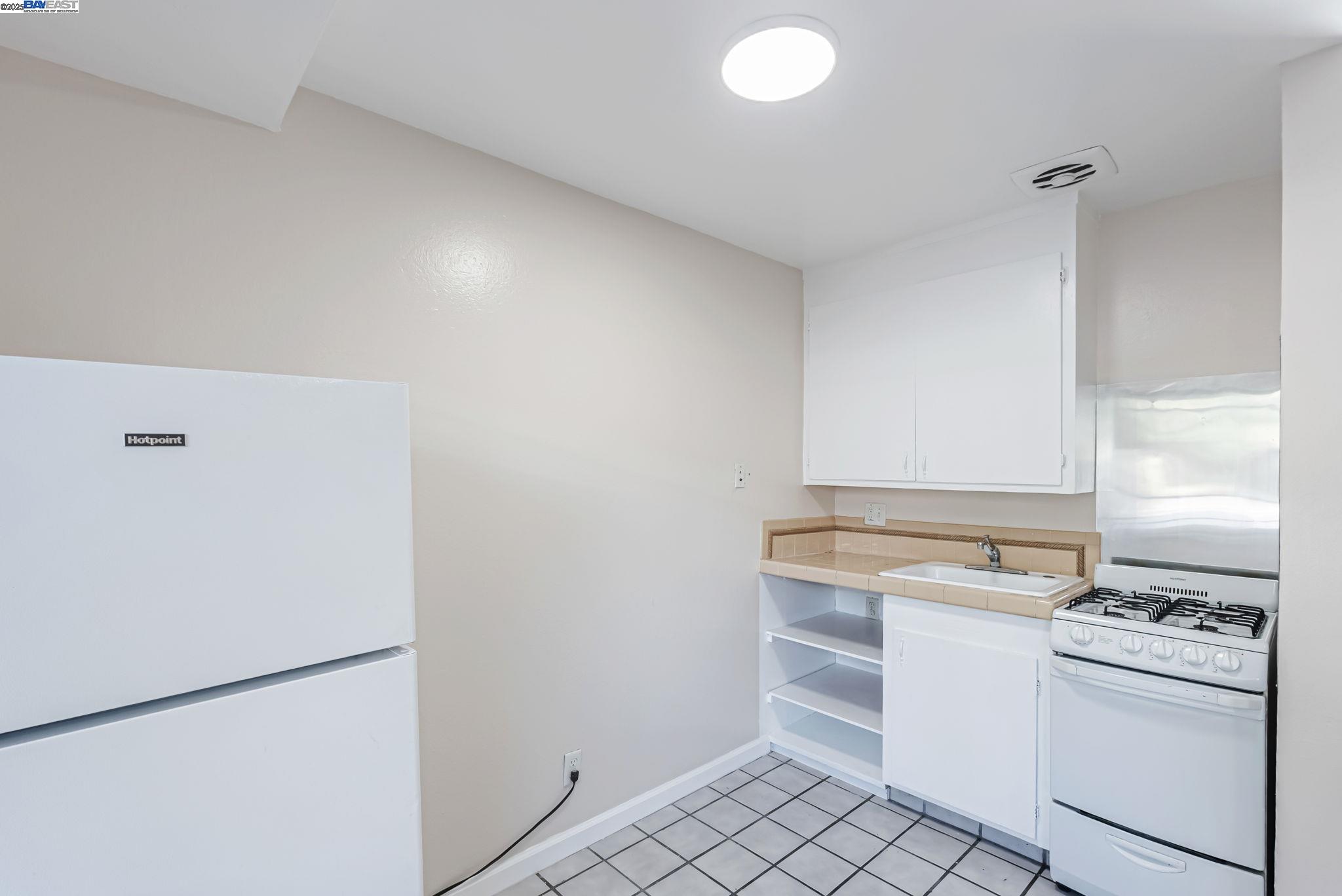 Detail Gallery Image 10 of 23 For 1180 Saranap Ave #105,  Walnut Creek,  CA 94595 - 1 Beds | 1 Baths