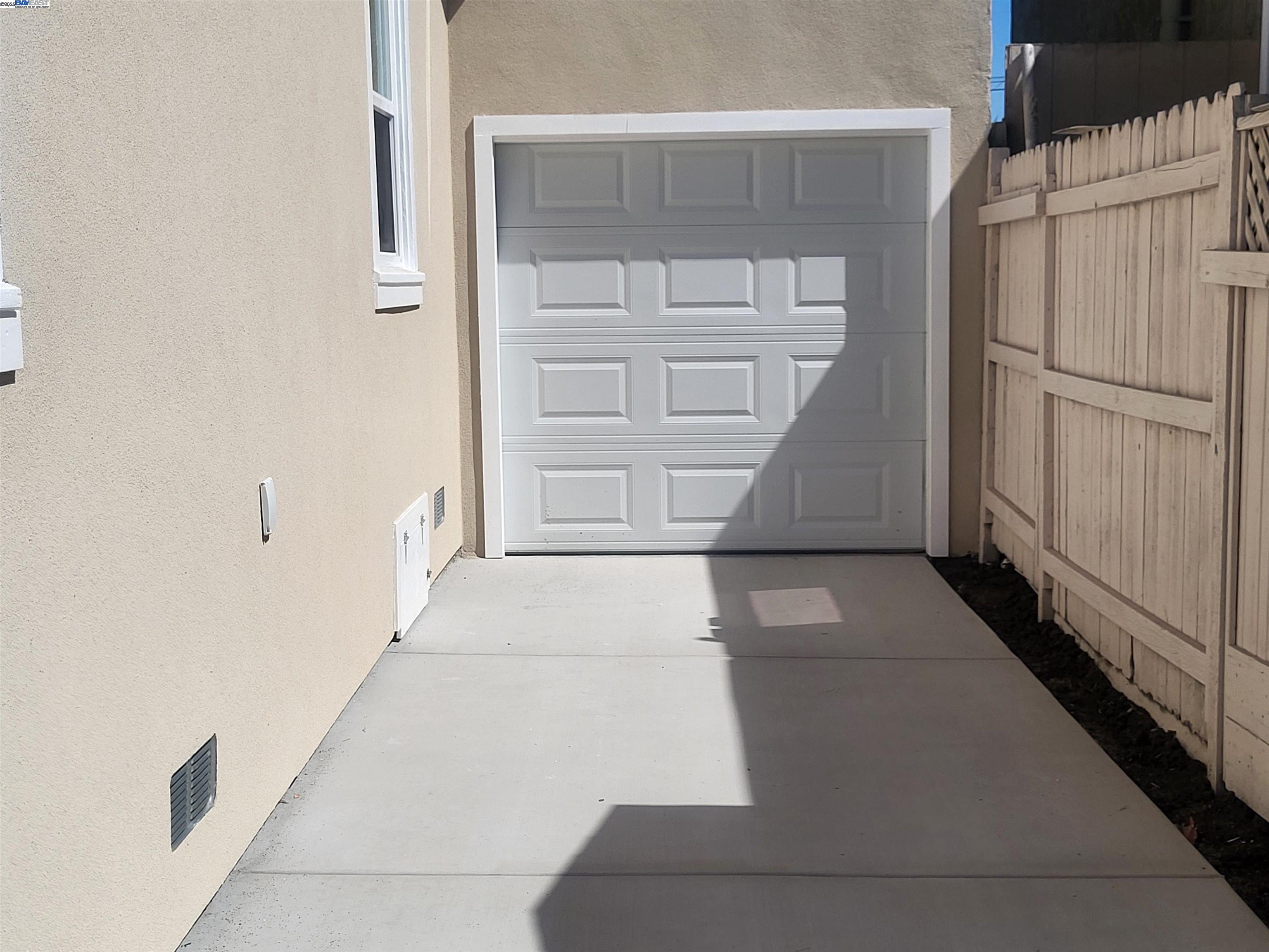 Detail Gallery Image 2 of 19 For 1018 69th Ave, Oakland,  CA 94621 - 3 Beds | 1 Baths