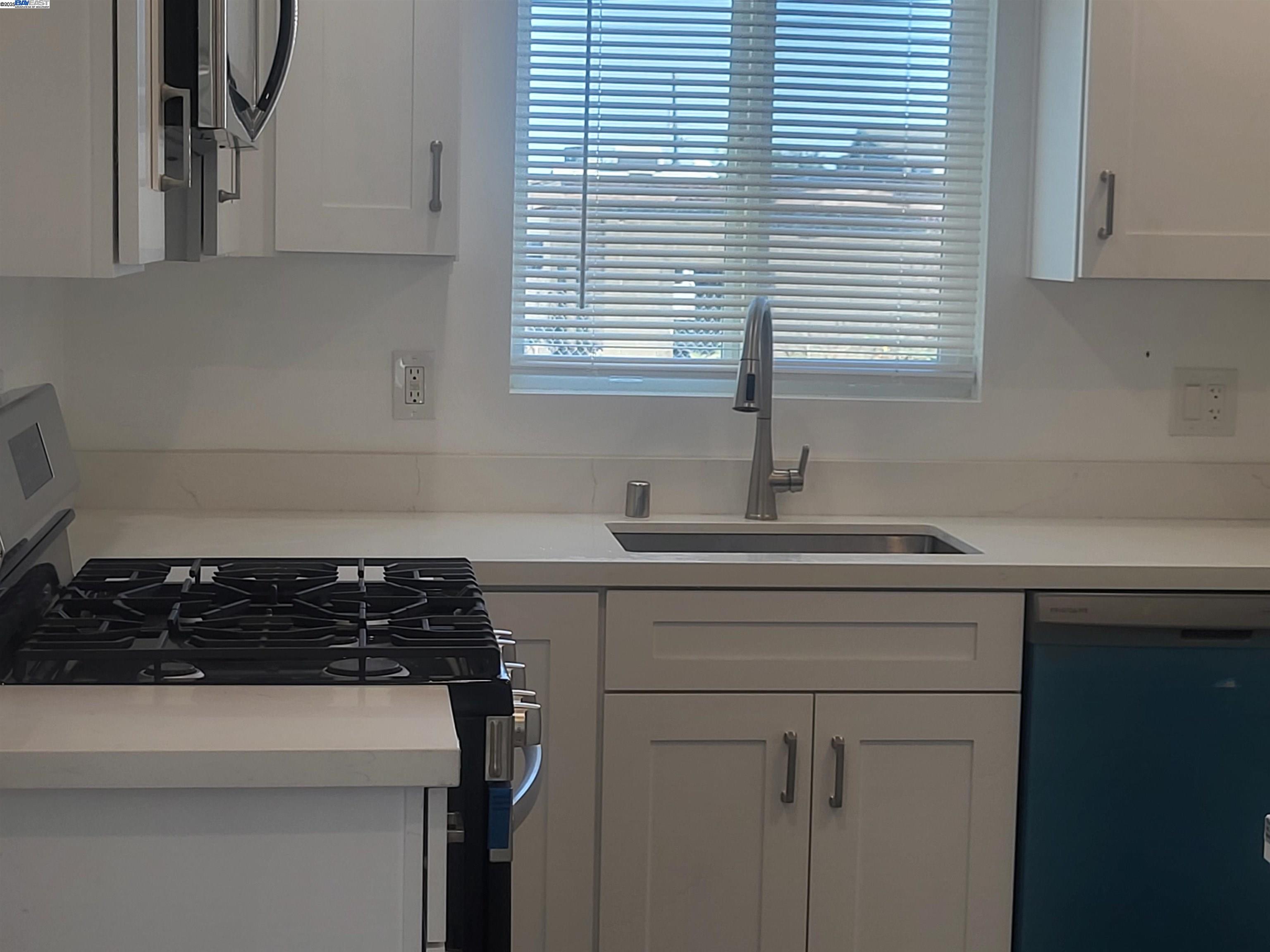 Detail Gallery Image 13 of 19 For 1018 69th Ave, Oakland,  CA 94621 - 3 Beds | 1 Baths