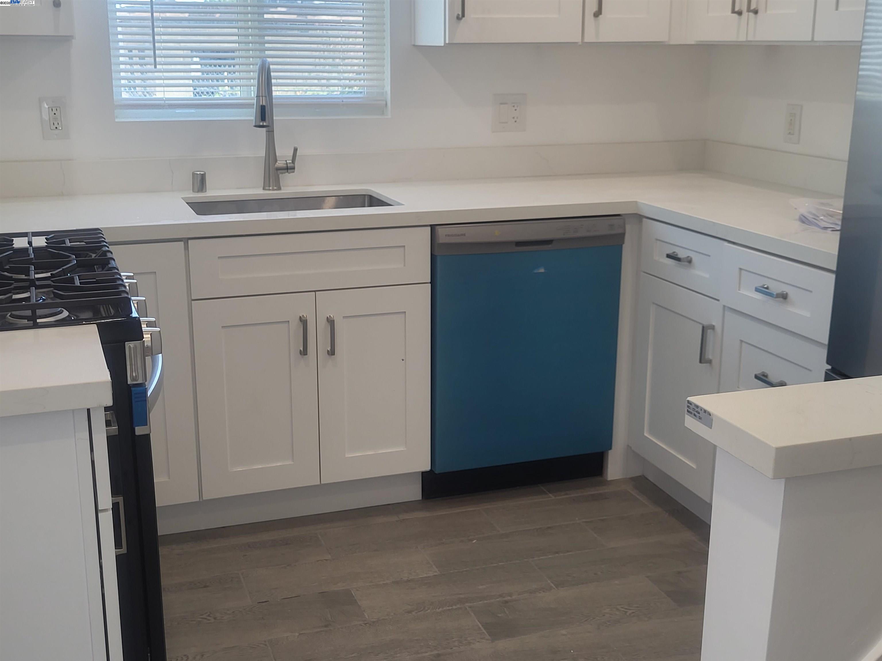 Detail Gallery Image 3 of 19 For 1018 69th Ave, Oakland,  CA 94621 - 3 Beds | 1 Baths