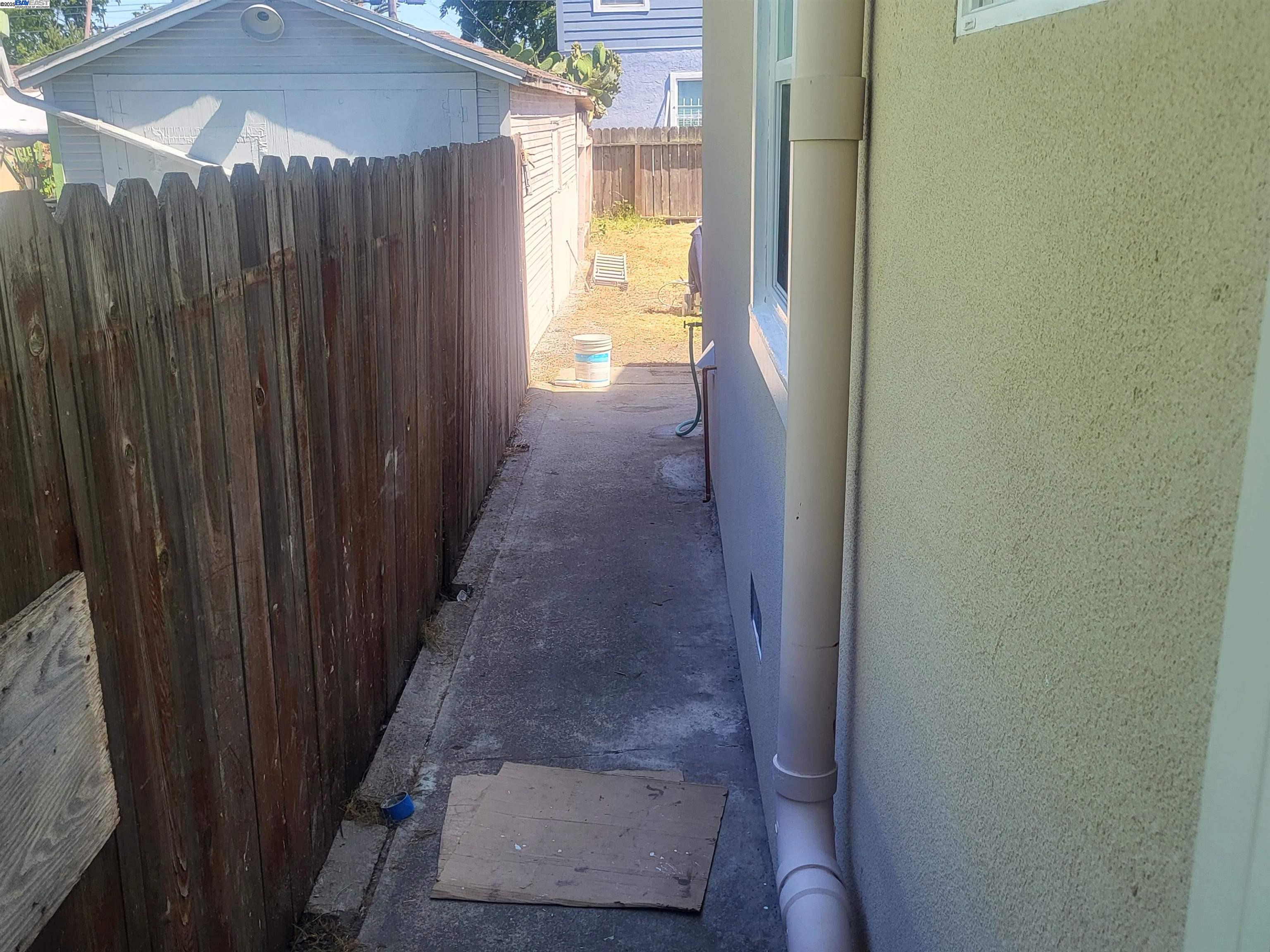 Detail Gallery Image 4 of 19 For 1018 69th Ave, Oakland,  CA 94621 - 3 Beds | 1 Baths