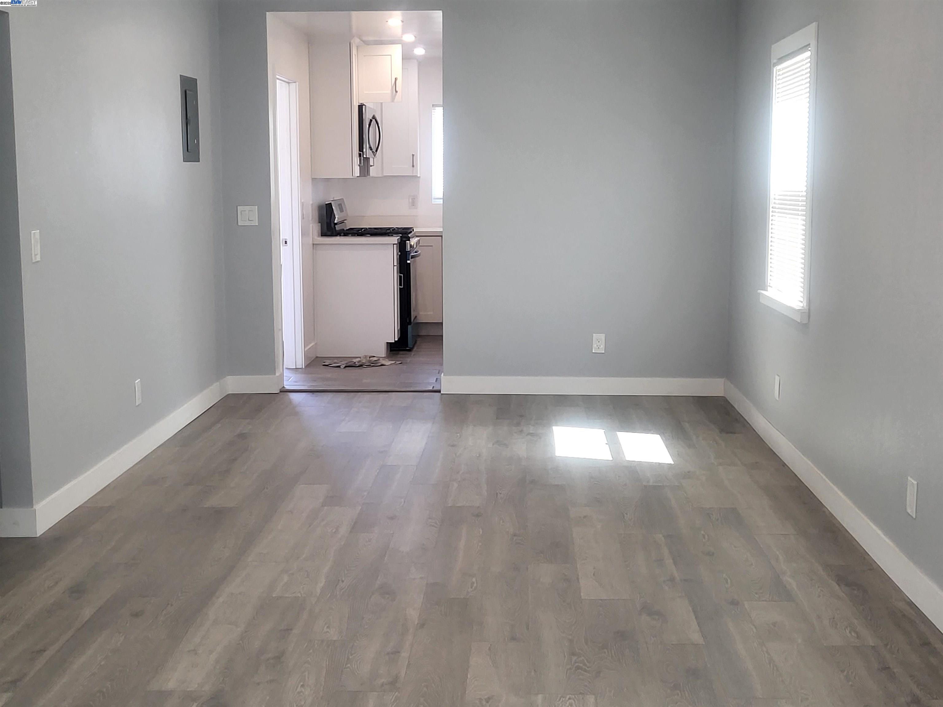 Detail Gallery Image 5 of 19 For 1018 69th Ave, Oakland,  CA 94621 - 3 Beds | 1 Baths