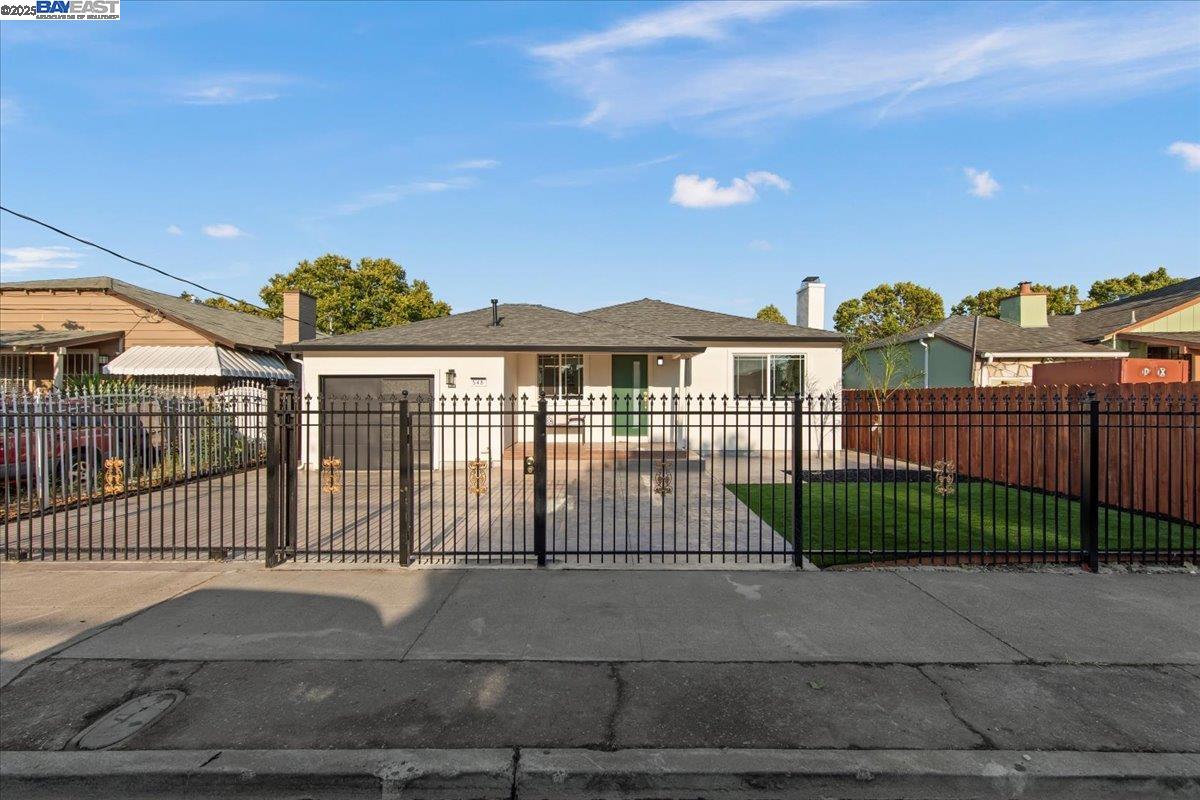 Detail Gallery Image 2 of 25 For 548 Capistrano Dr, Oakland,  CA 94603 - 3 Beds | 2 Baths