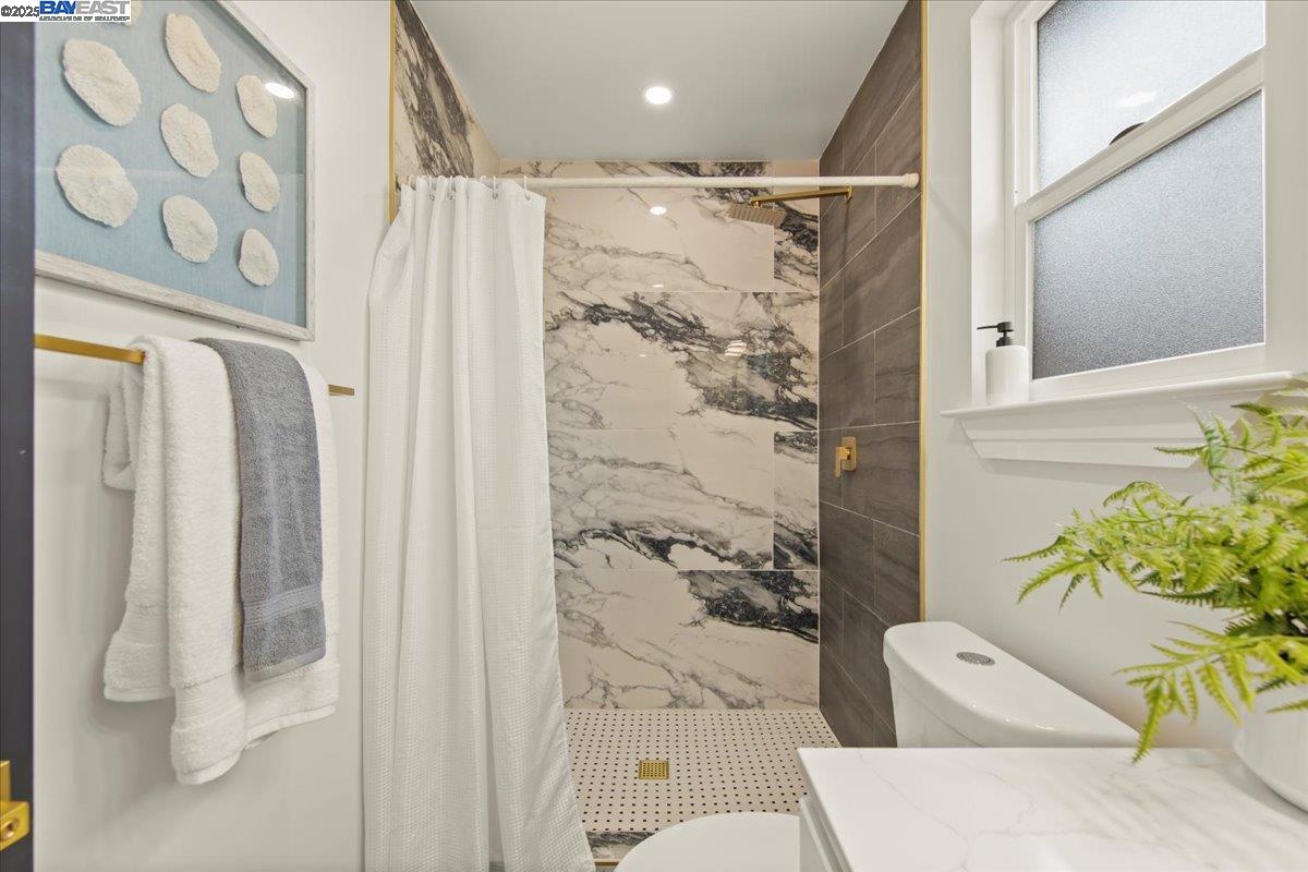 Detail Gallery Image 15 of 25 For 548 Capistrano Dr, Oakland,  CA 94603 - 3 Beds | 2 Baths