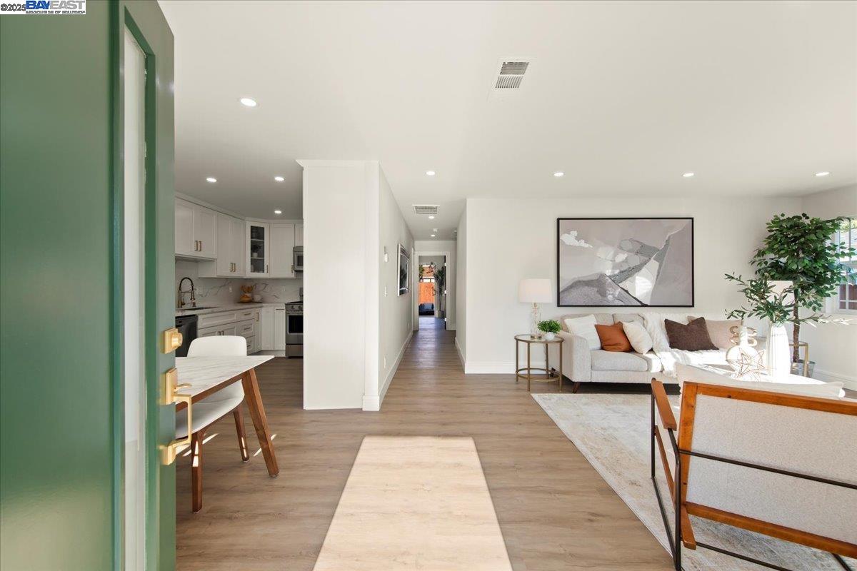 Detail Gallery Image 5 of 25 For 548 Capistrano Dr, Oakland,  CA 94603 - 3 Beds | 2 Baths