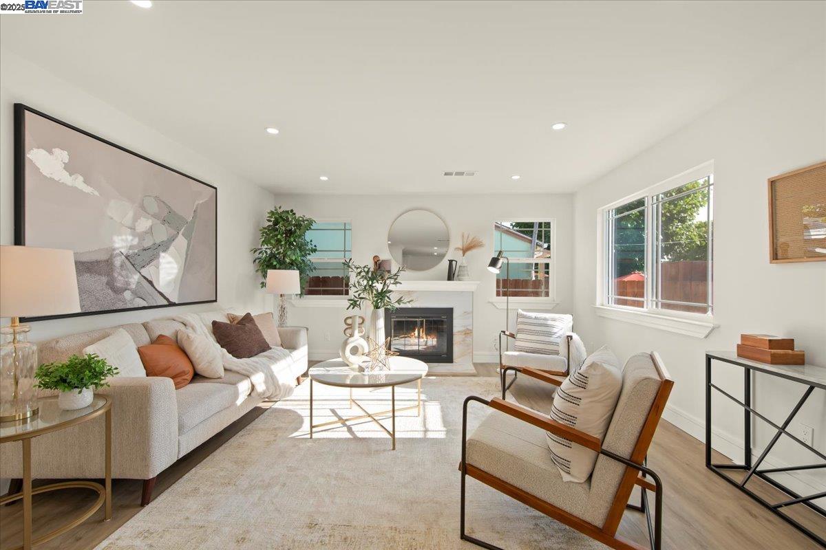 Detail Gallery Image 7 of 25 For 548 Capistrano Dr, Oakland,  CA 94603 - 3 Beds | 2 Baths