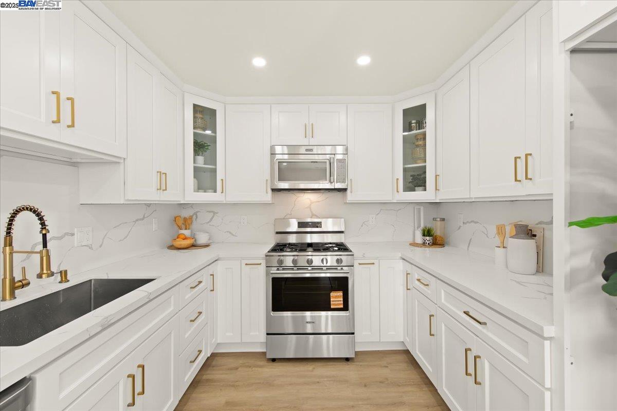 Detail Gallery Image 9 of 25 For 548 Capistrano Dr, Oakland,  CA 94603 - 3 Beds | 2 Baths
