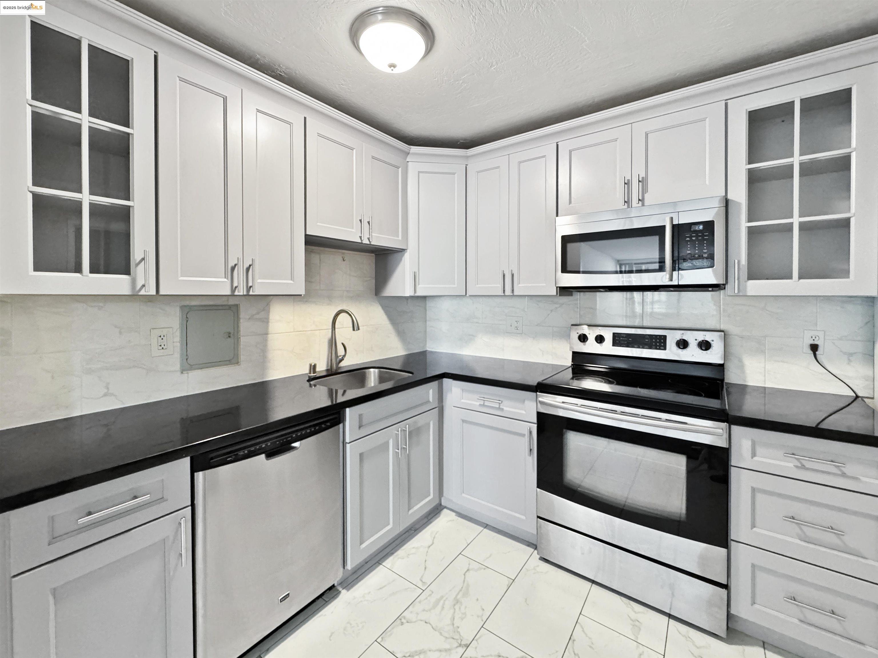 Detail Gallery Image 3 of 9 For 555 Pierce St #524,  Albany,  CA 94706 - 1 Beds | 1 Baths