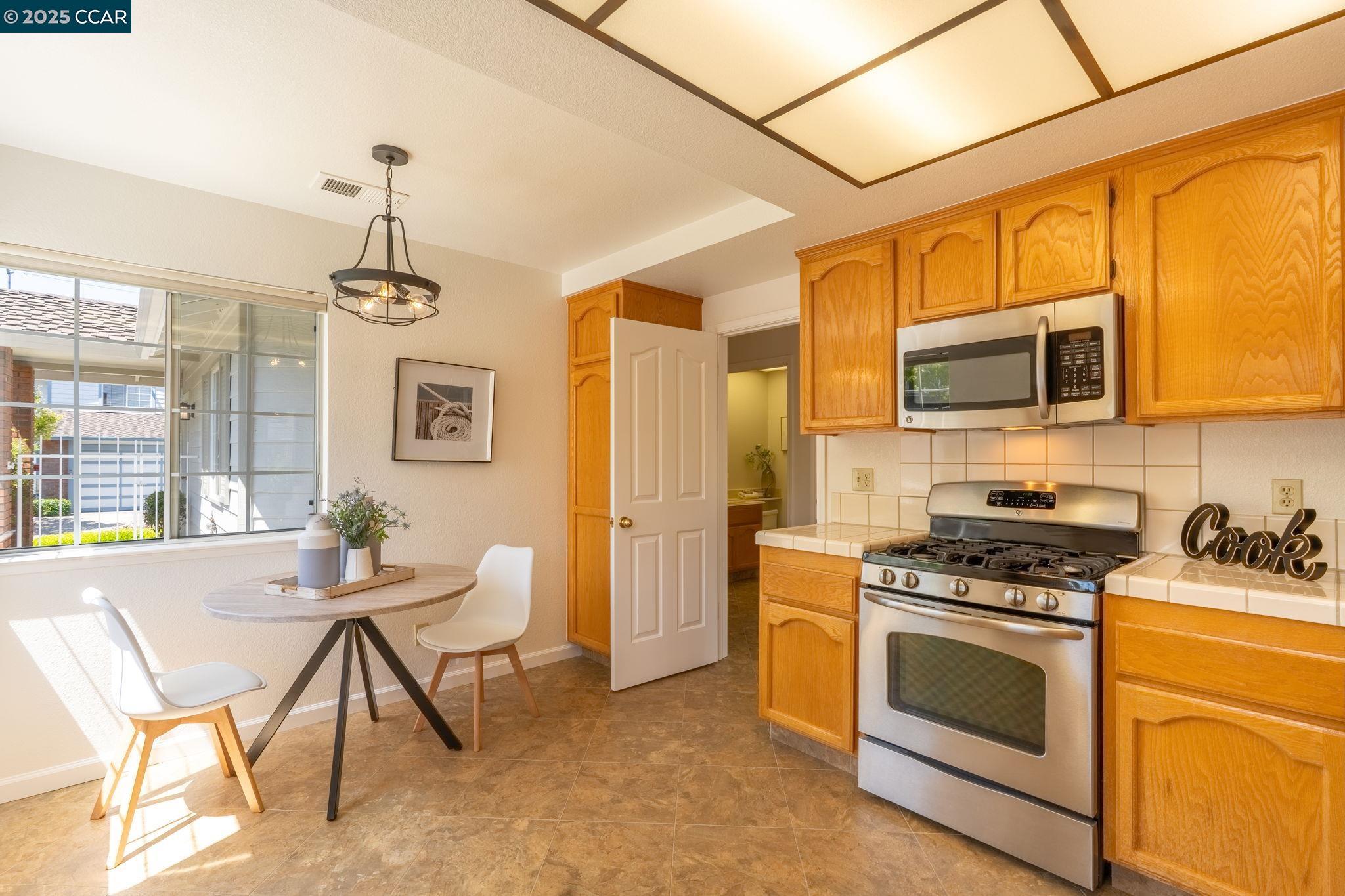 Detail Gallery Image 7 of 17 For 353 Winterwind Cir, San Ramon,  CA 94583 - 2 Beds | 2/1 Baths