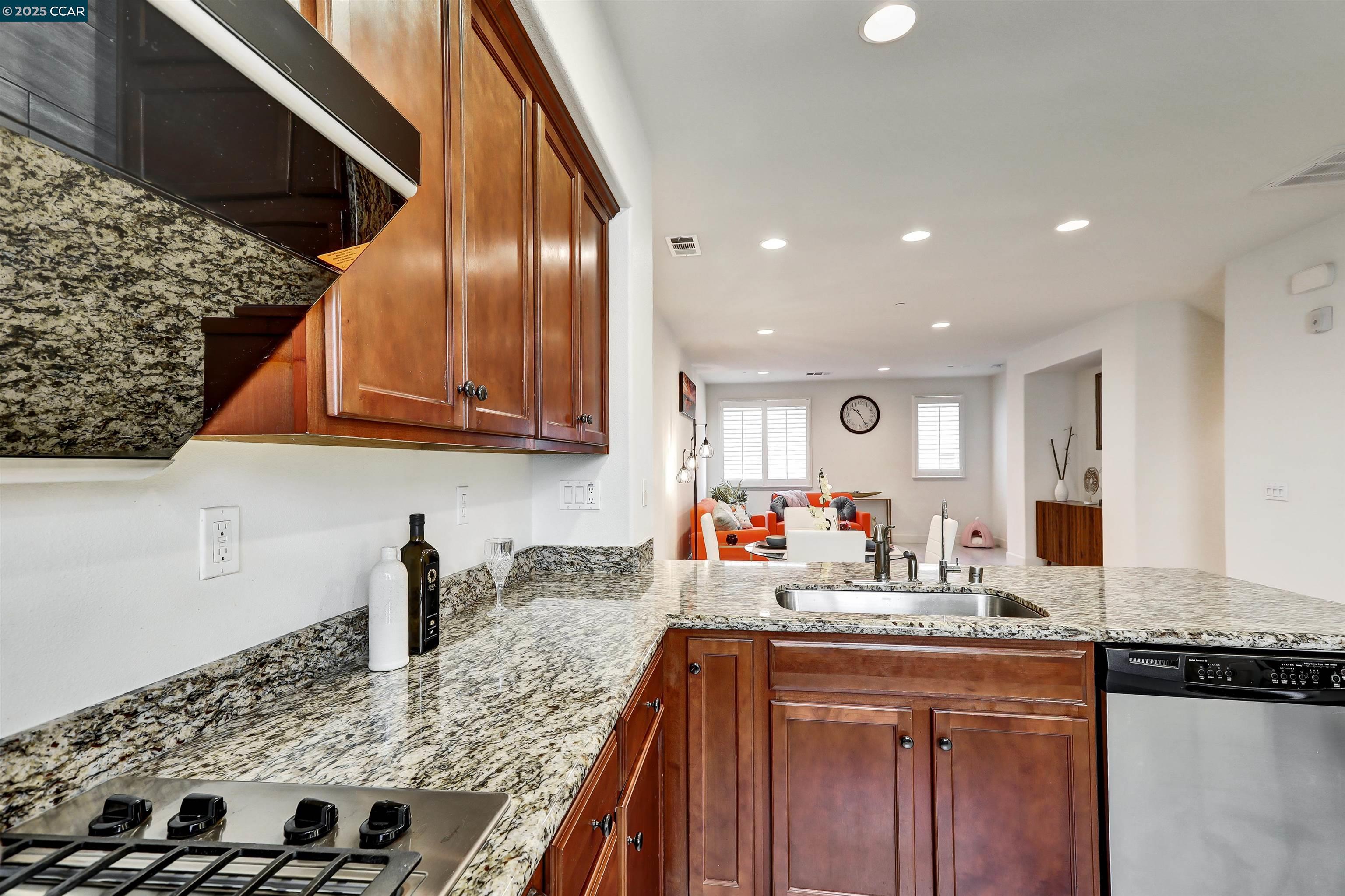 Detail Gallery Image 12 of 13 For 273 Sullivan Way, Hayward,  CA 94541 - 3 Beds | 2/1 Baths