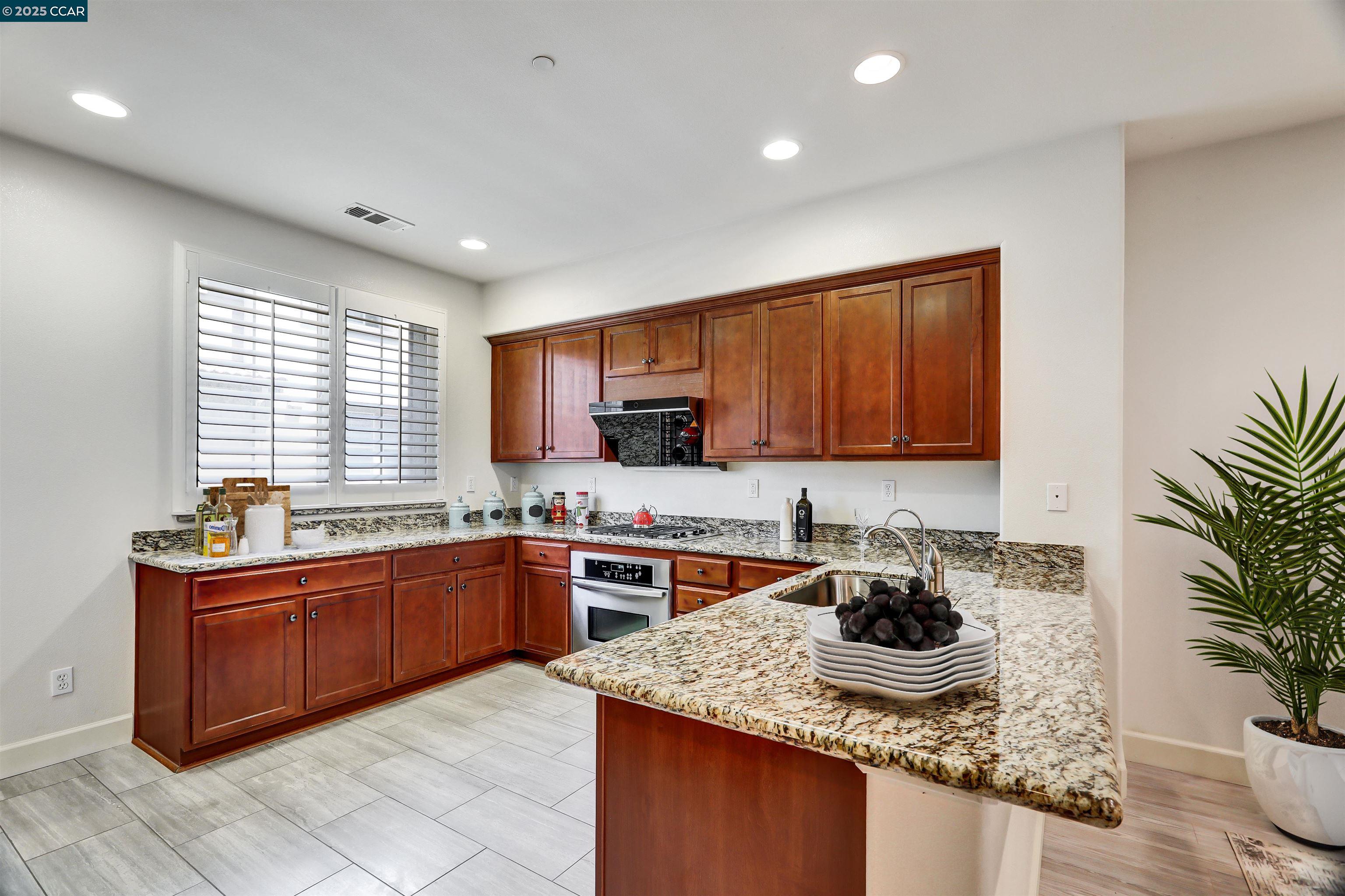Detail Gallery Image 4 of 13 For 273 Sullivan Way, Hayward,  CA 94541 - 3 Beds | 2/1 Baths
