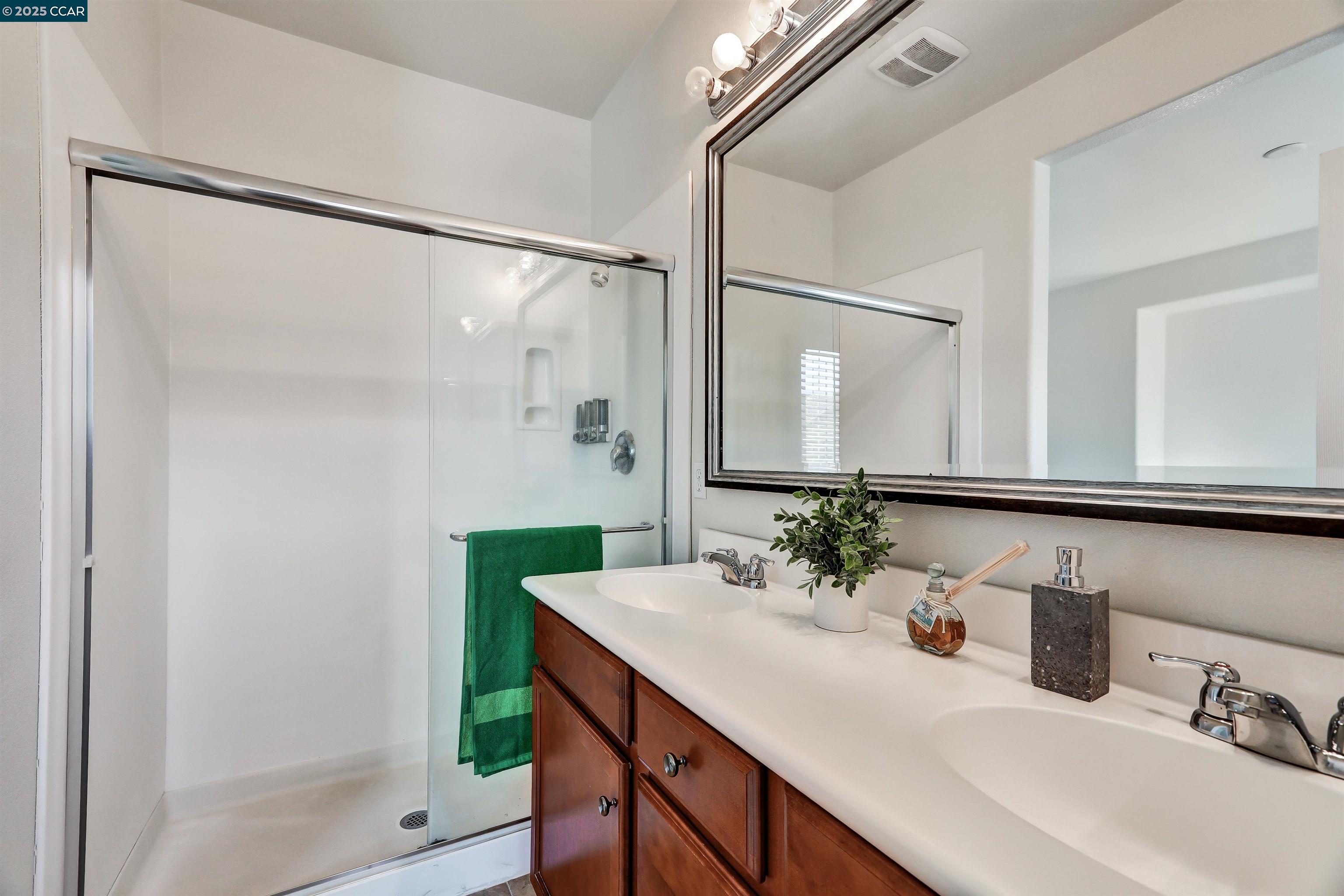 Detail Gallery Image 6 of 13 For 273 Sullivan Way, Hayward,  CA 94541 - 3 Beds | 2/1 Baths
